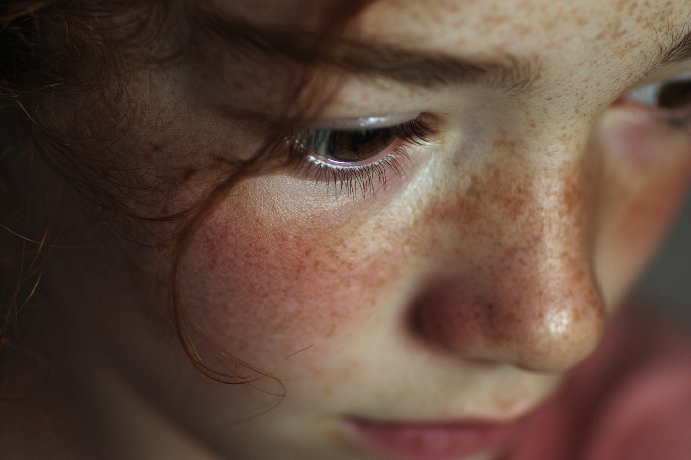 Ein Mädchen, das nach unten schaut | Quelle: Midjourney