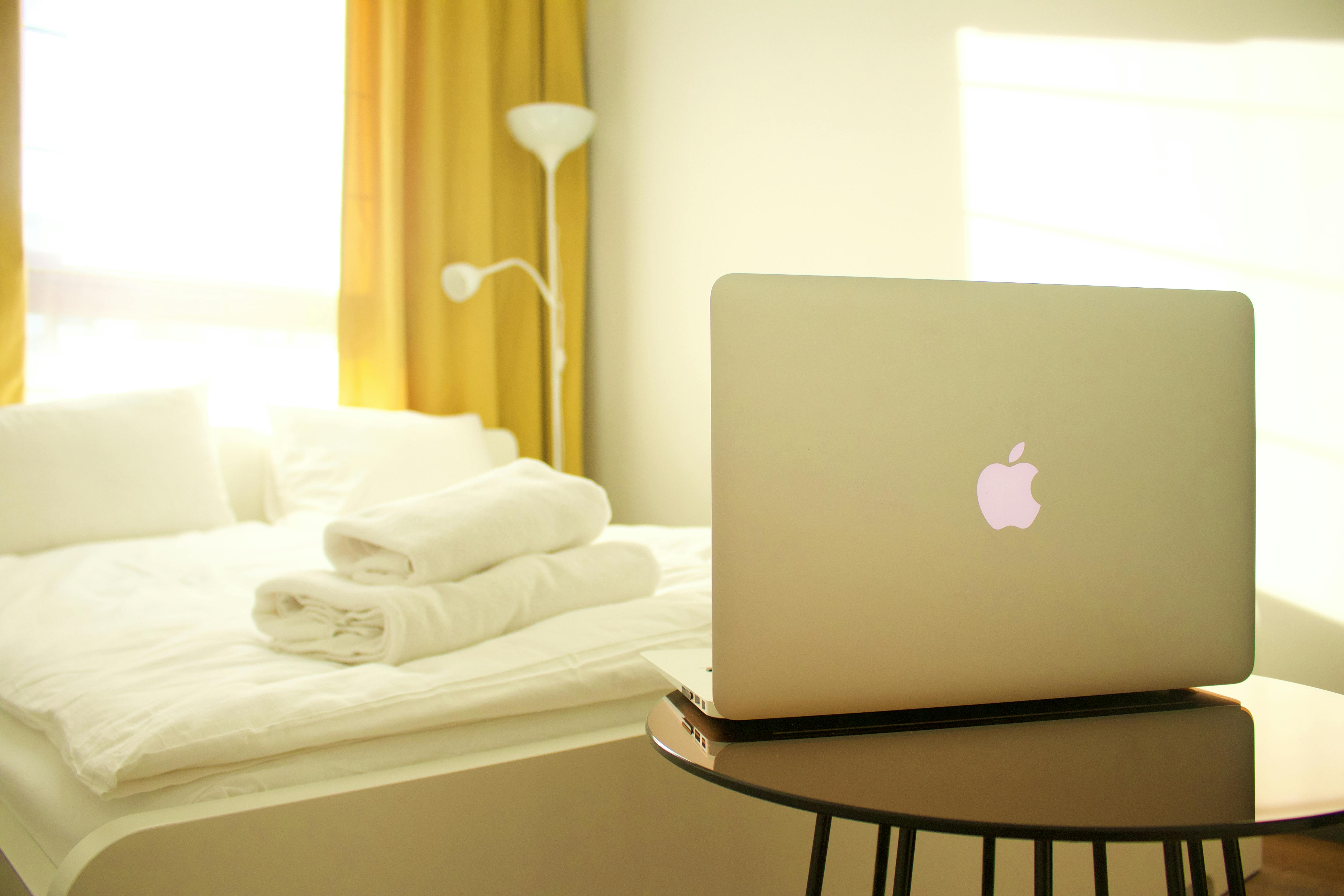 Ein Laptop auf einem Tisch | Quelle: Pexels