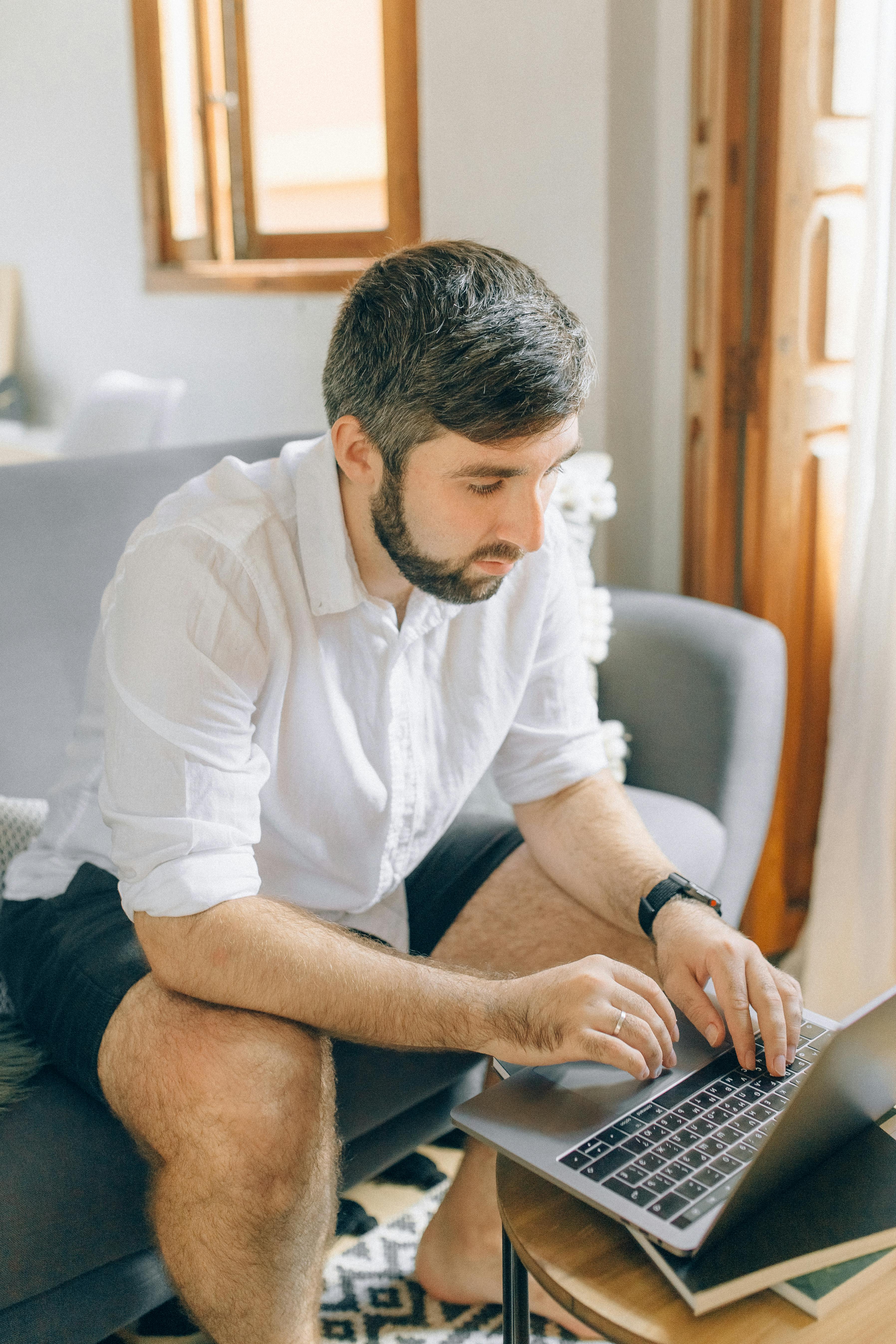 Ein Mann benutzt seinen Laptop | Quelle: Pexels