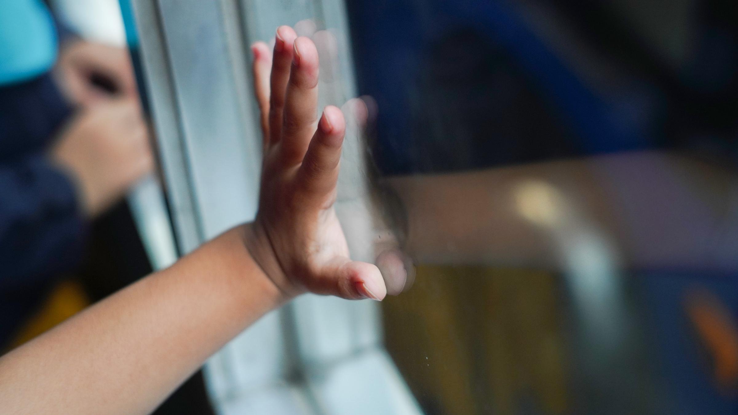 Kleiner Junge schaut aus dem Fenster | Quelle: Getty Images