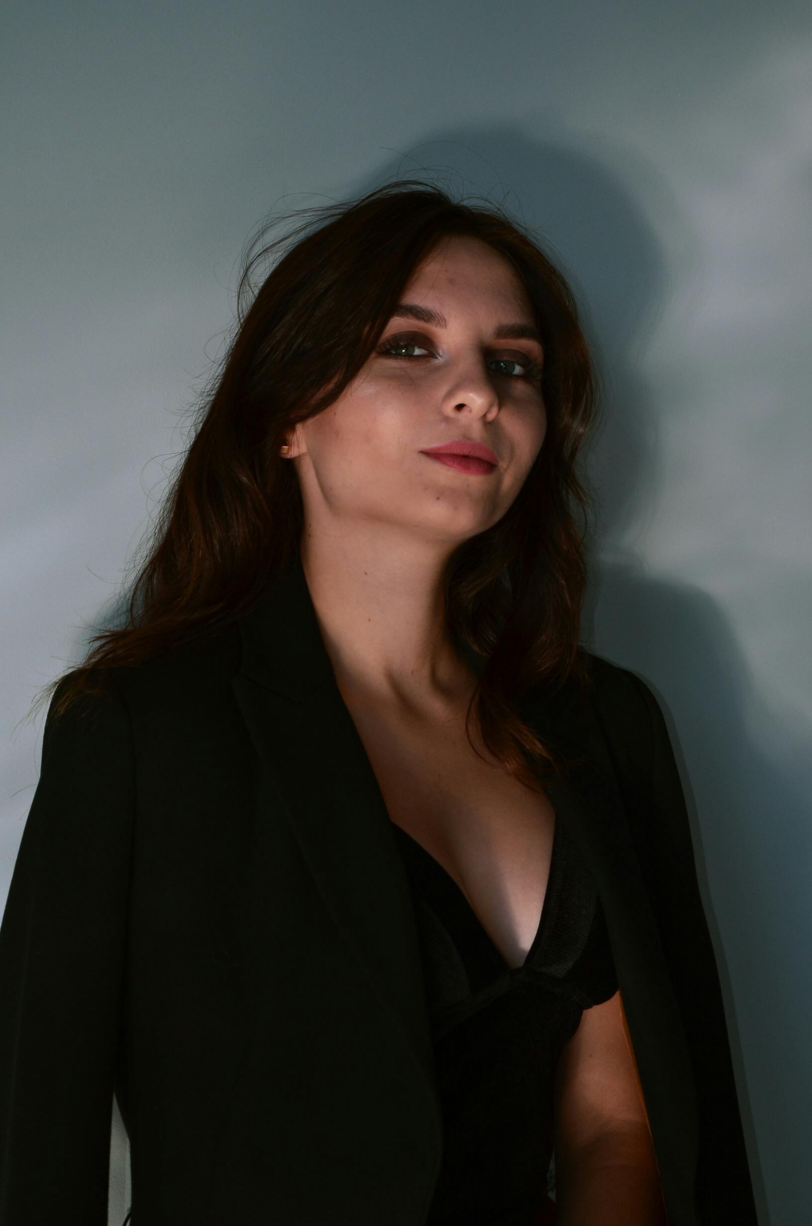 Eine ernste und entschlossene Frau | Quelle: Pexels