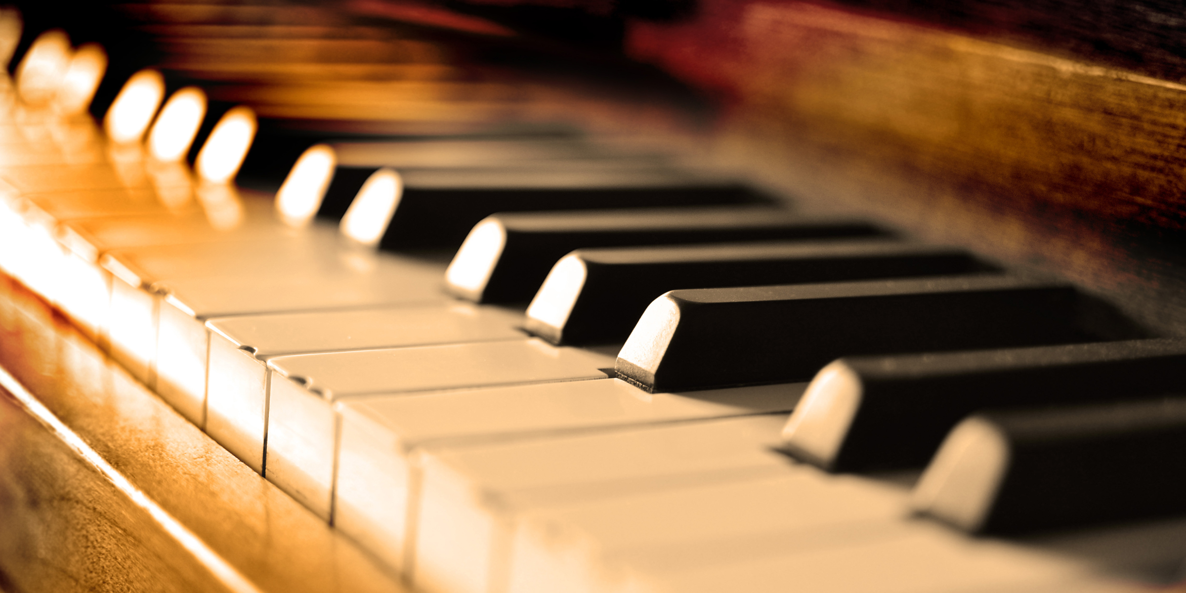 Ein altes Klavier | Quelle: Shutterstock