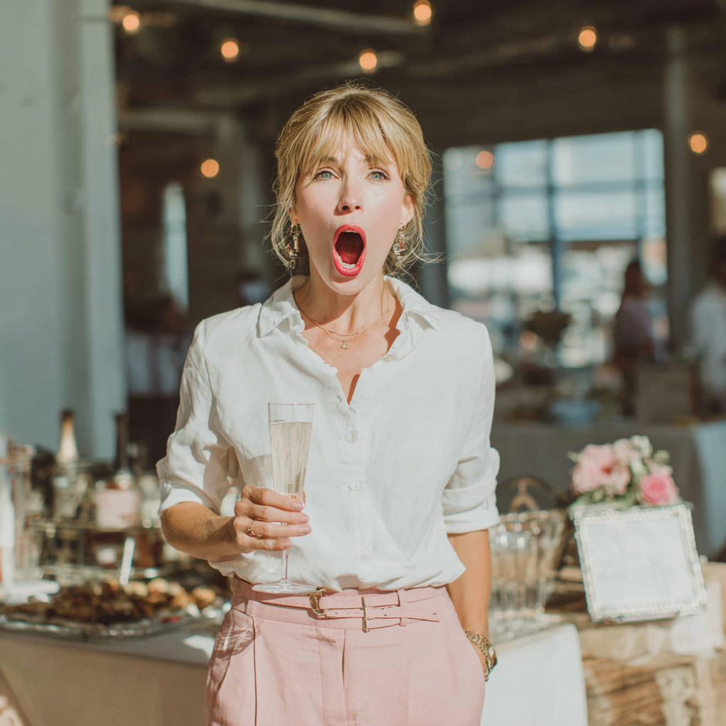 Eine schockierte Frau | Quelle: Midjourney