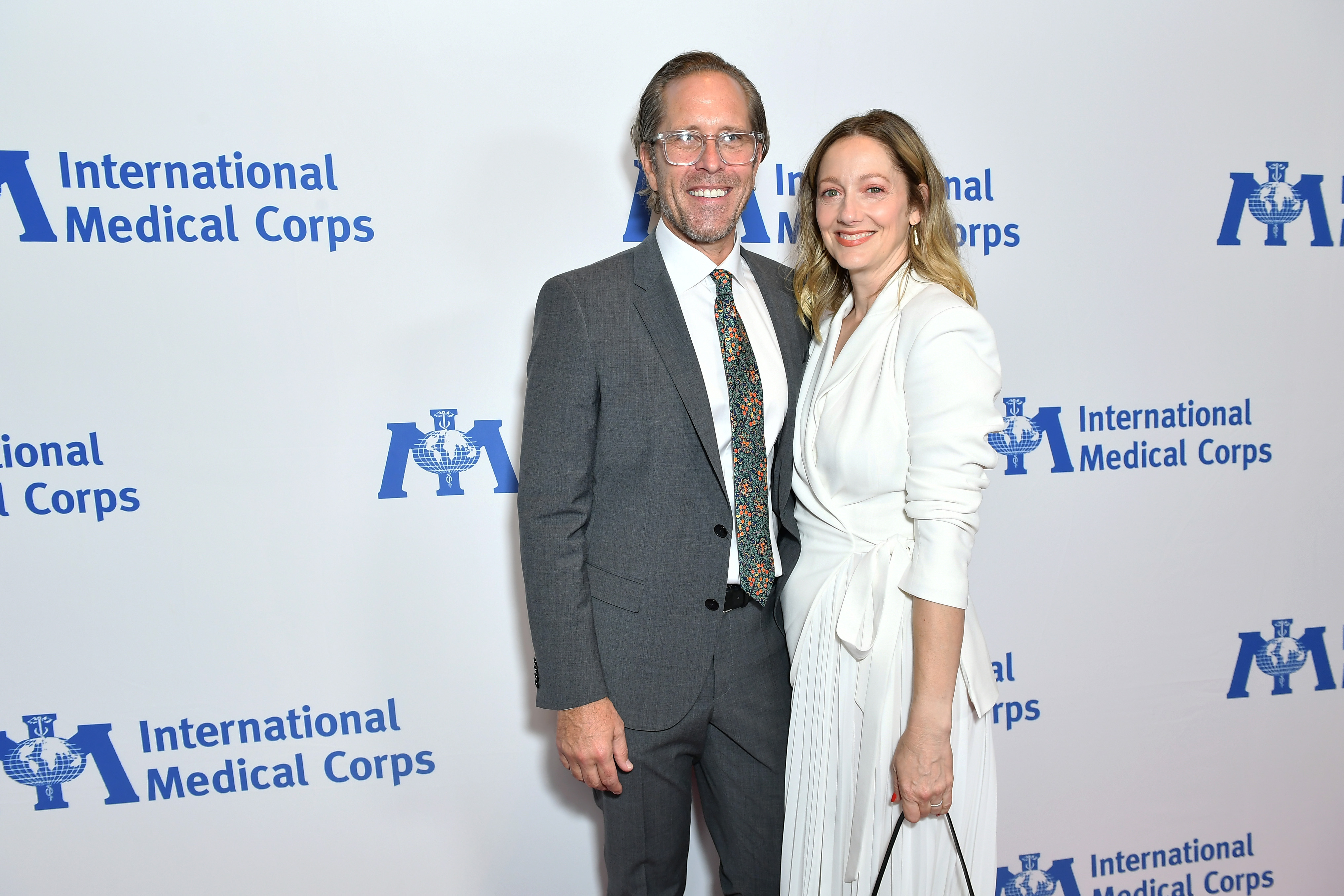Dean Johnsen und Judy Greer bei der 2024 Annual Awards Celebration des International Medical Corps am 17. Oktober in Beverly Hills, Kalifornien. | Quelle: Getty Images