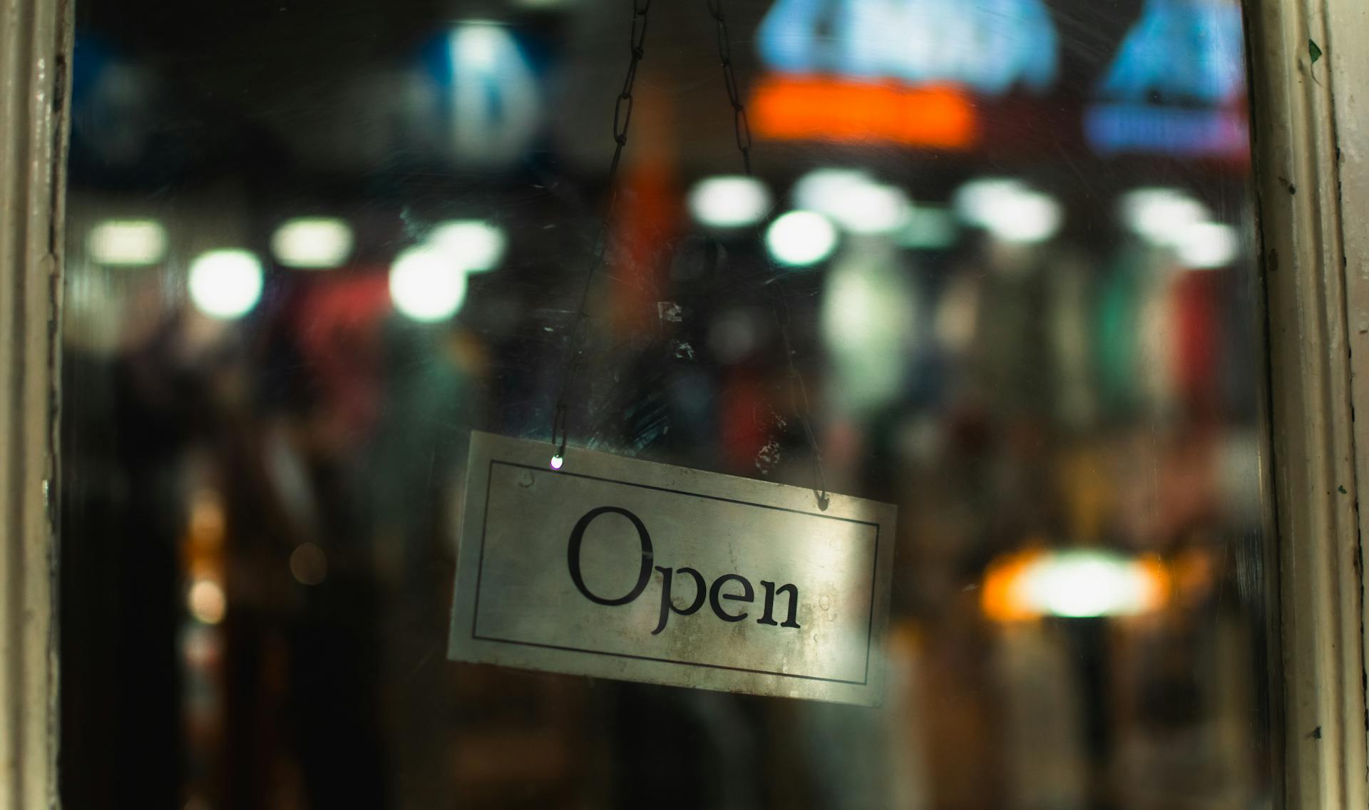 Ein "Offen"-Schild an einer Tür | Quelle: Pexels