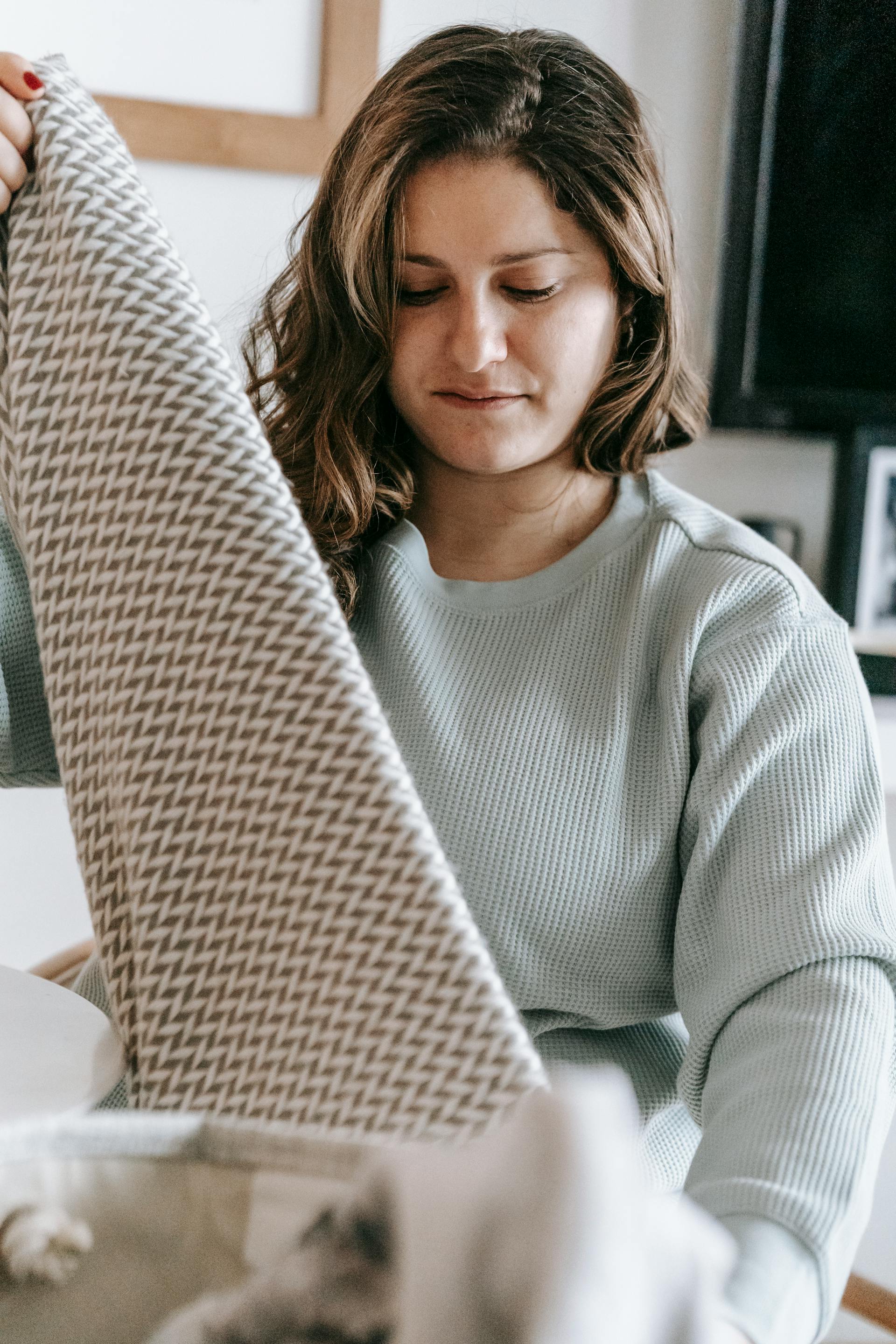 Eine Frau faltet Wäsche | Quelle: Pexels