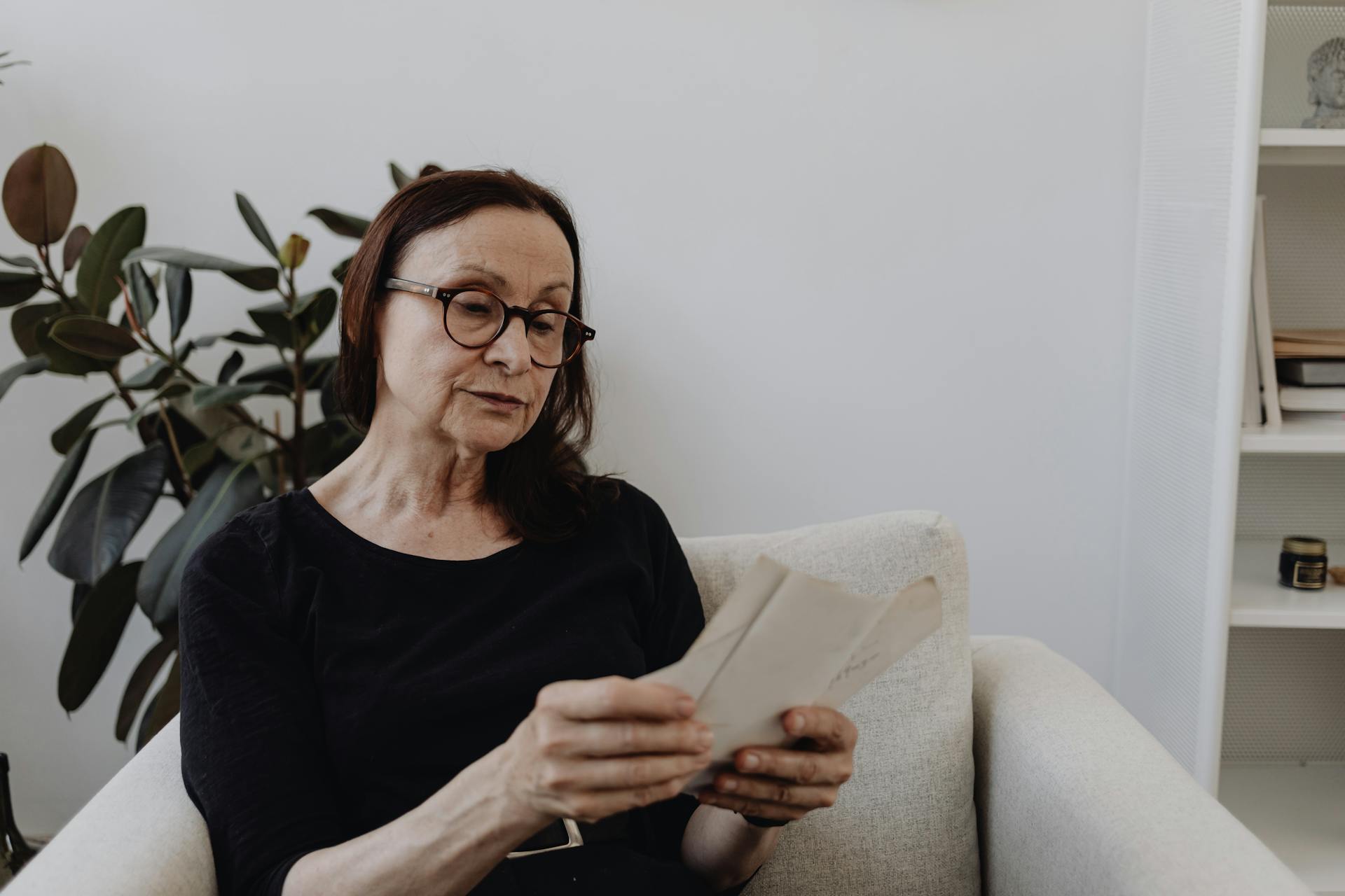 Eine Frau, die sehnsüchtig auf Fotos starrt | Quelle: Pexels