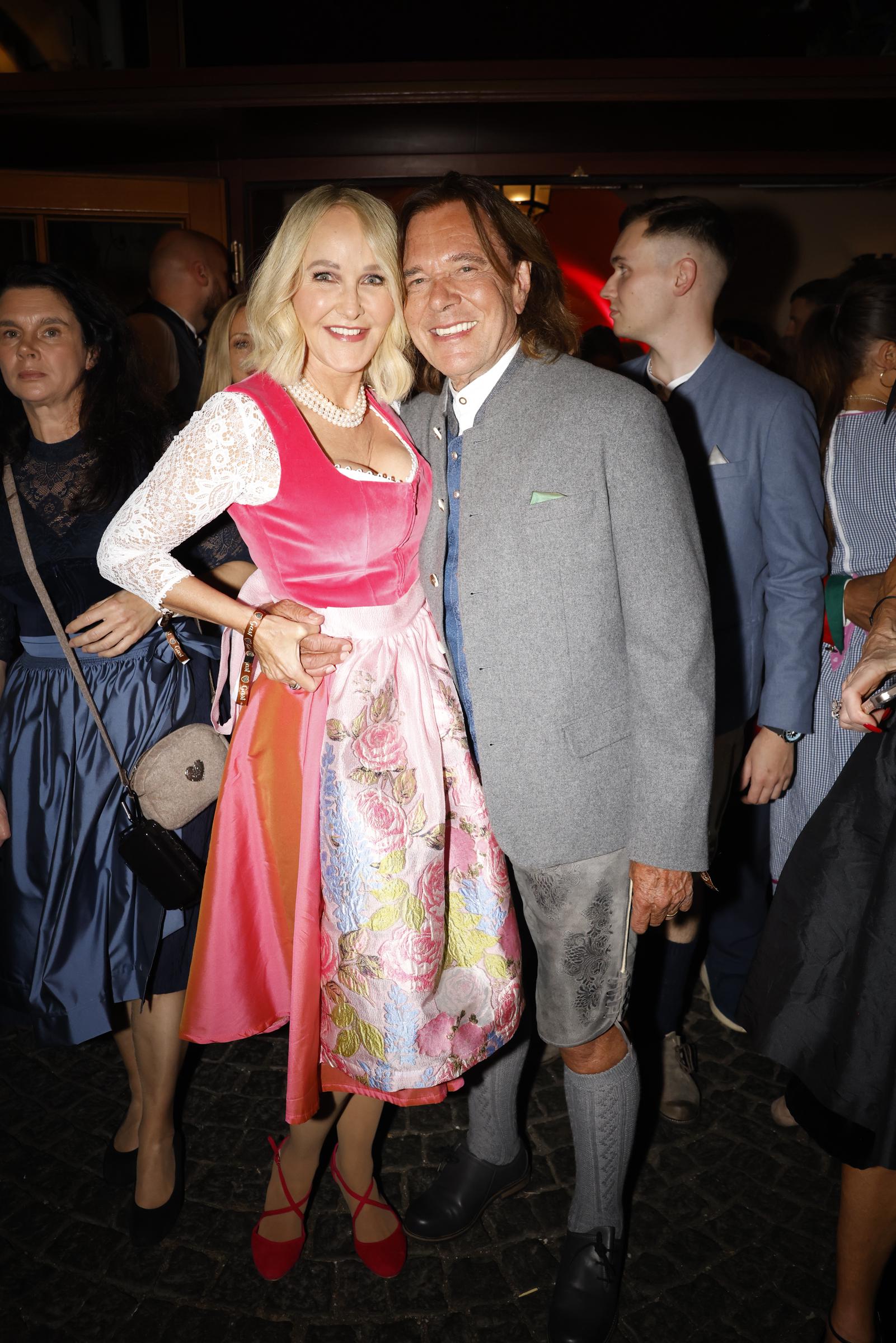 Kristina Bach und Jürgen Drews während des "Heidifest By Heidi Klum" im Hofbräuhaus München am 18. September 2025 in München, Deutschland. | Quelle: Getty Images