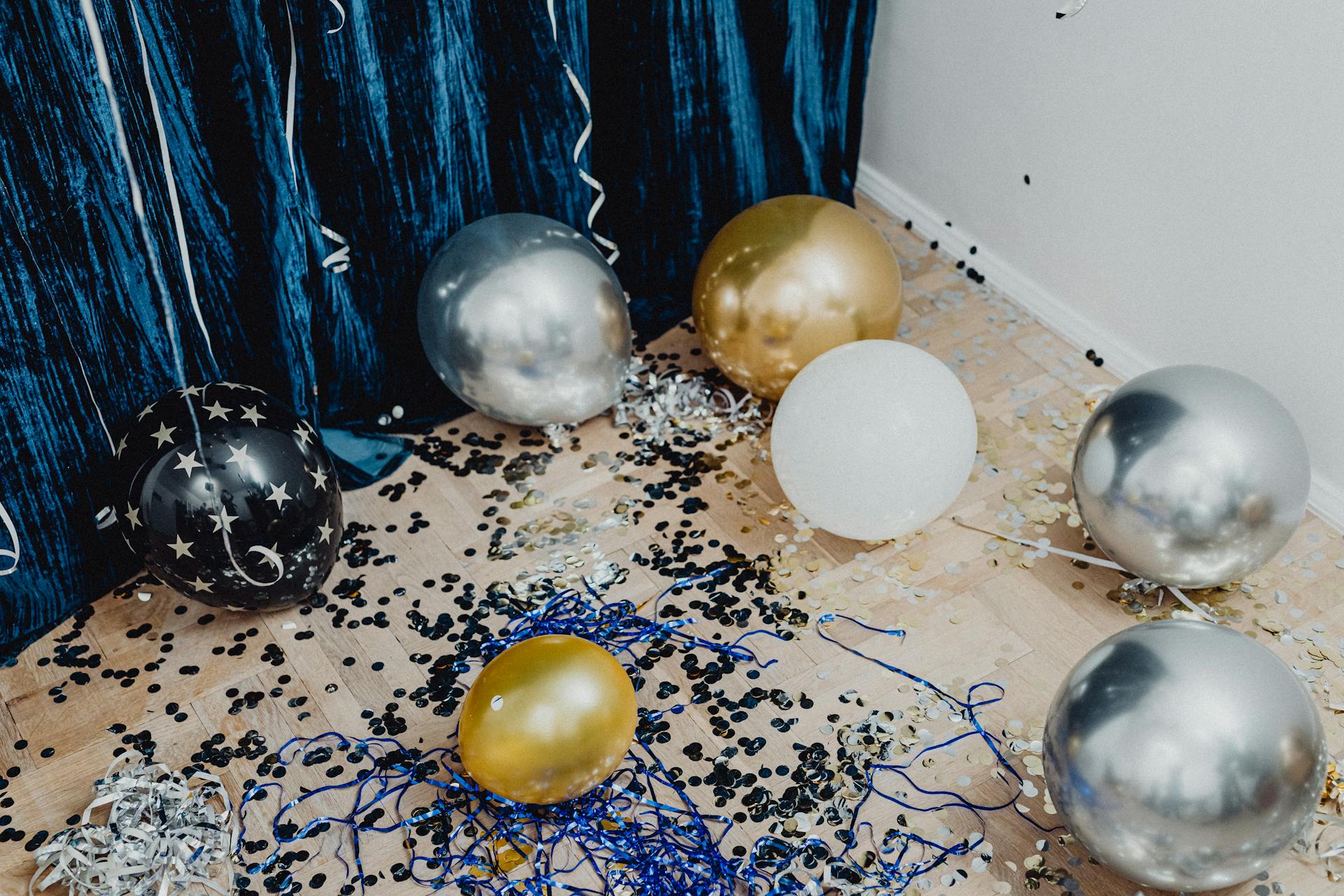 Luftballons auf einem Boden | Quelle: Pexels