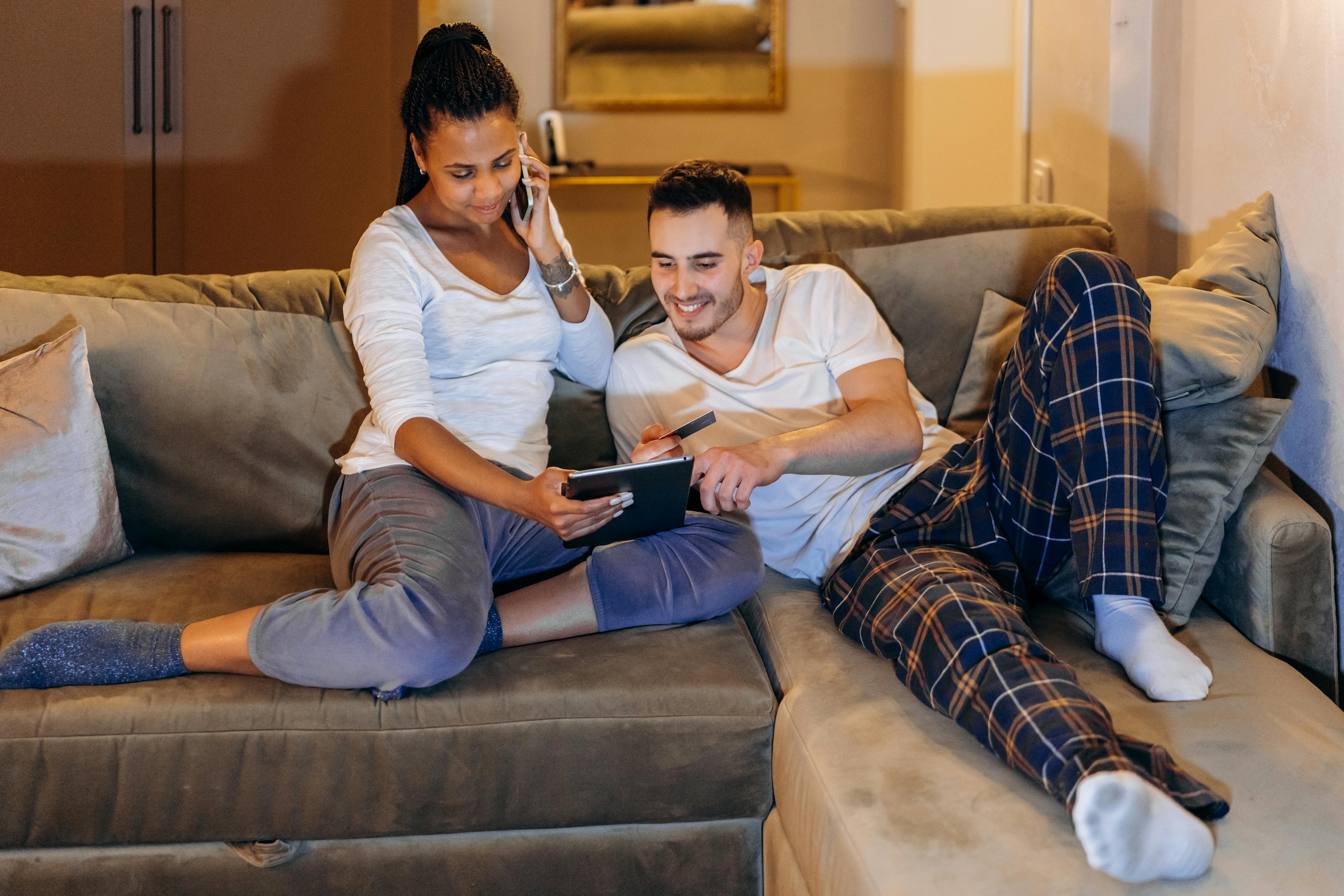 Pärchen auf einer Couch sitzend | Quelle: Pexels