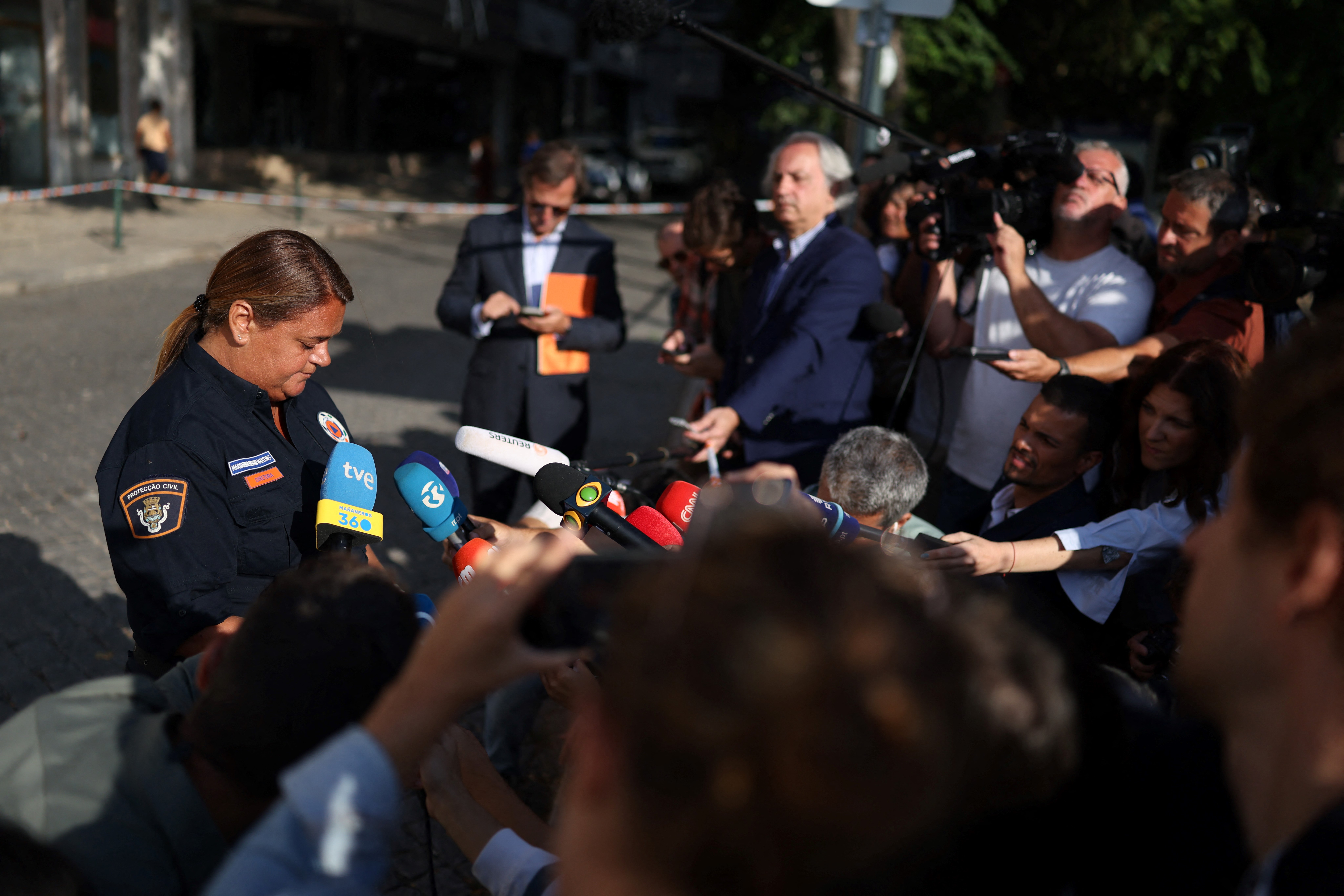 Die portugiesische Zivilschutzdirektorin Margarida Castro Martins spricht einen Tag nach dem Unfall der Standseilbahn Gloria, bei dem am 4. September 2025 in Lissabon 15 Menschen ums Leben kamen, mit den Medien | Quelle: Getty Images