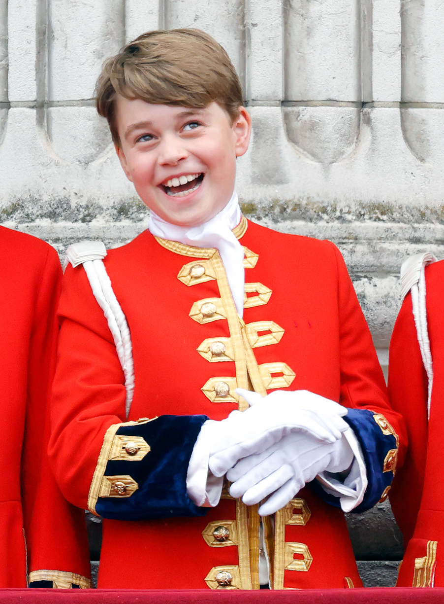 George spielte bei der Krönung seines Großvaters, König Charles III., am 6. Mai eine wichtige Rolle und fungierte als Ehrensegner. Mit 9 Jahren verfolgte er später vom Buckingham-Palast aus den Überflug der RAF und stand damit im Mittelpunkt eines der bedeutendsten Ereignisse der königlichen Familie.