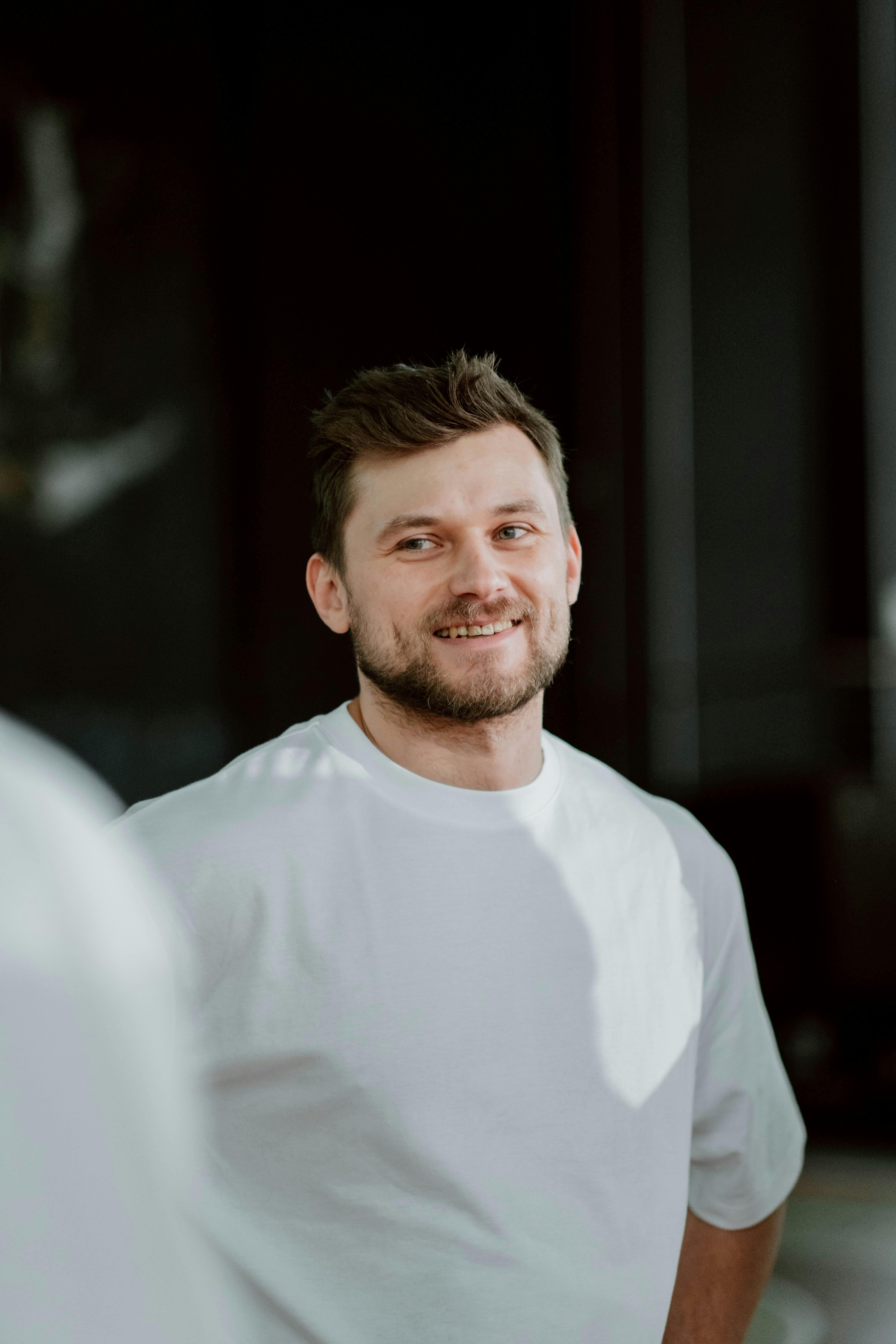 Ein lächelnder Mann | Quelle: Pexels