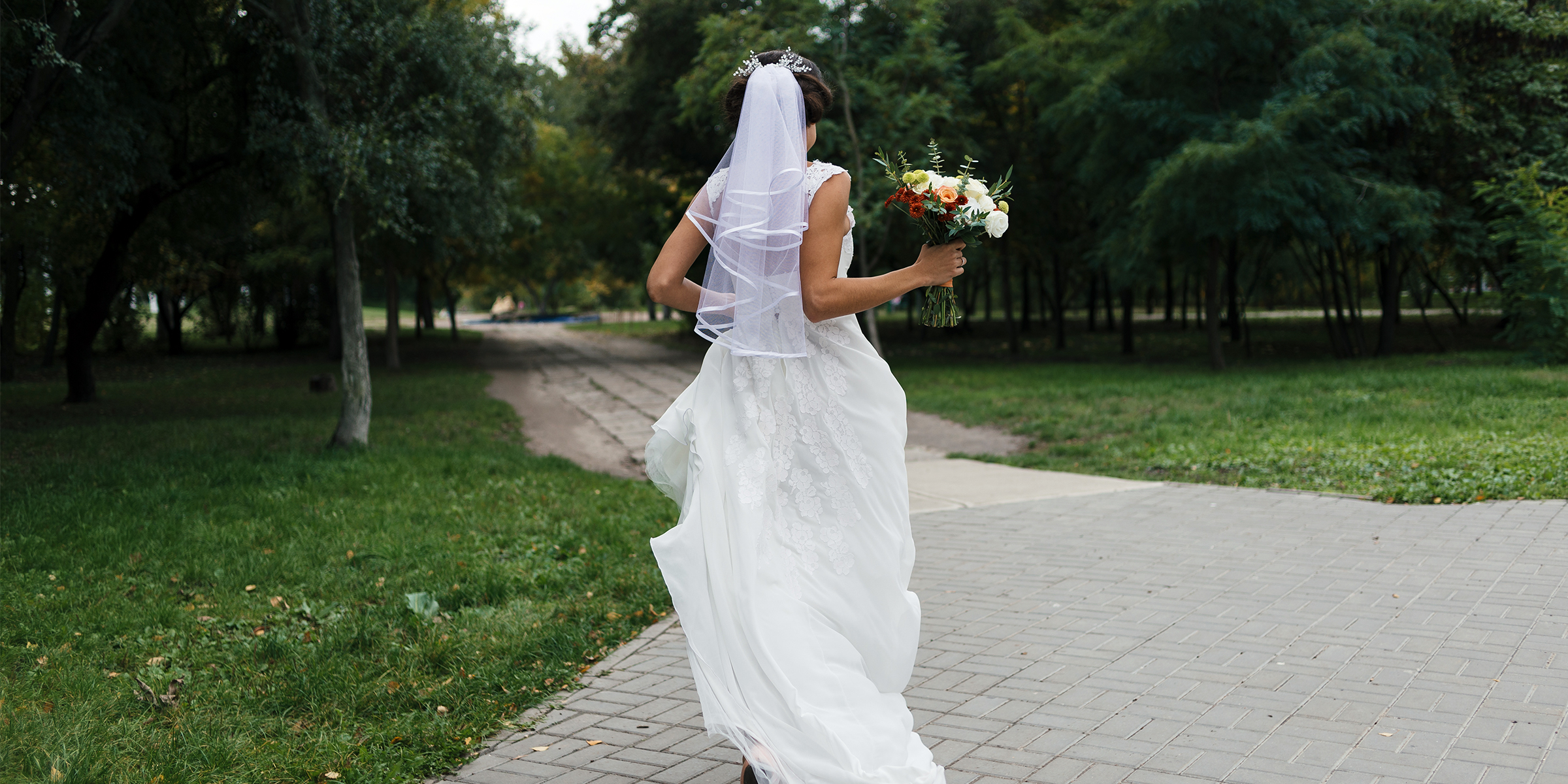 Eine Braut, die einen Weg entlang läuft | Quelle: Shutterstock