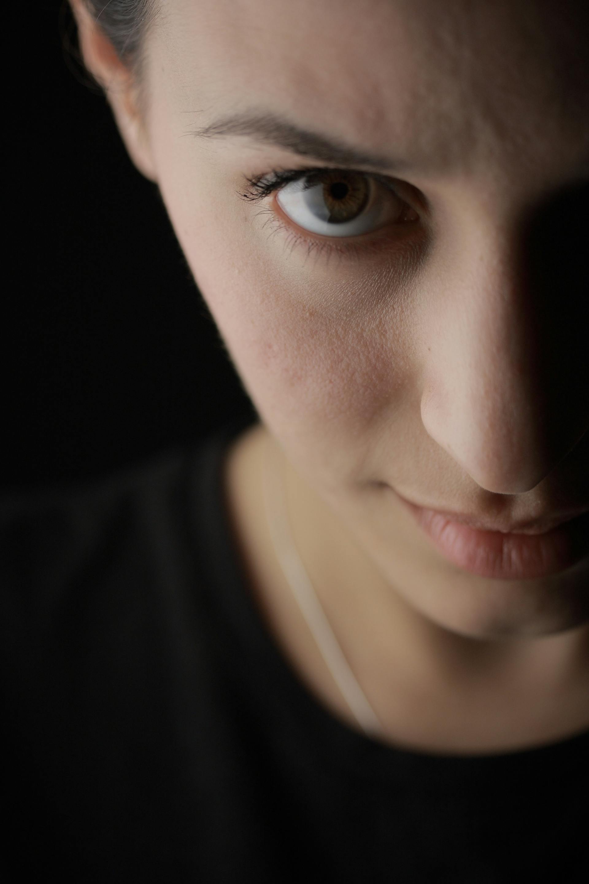 Eine Frau starrt jemanden an | Quelle: Pexels