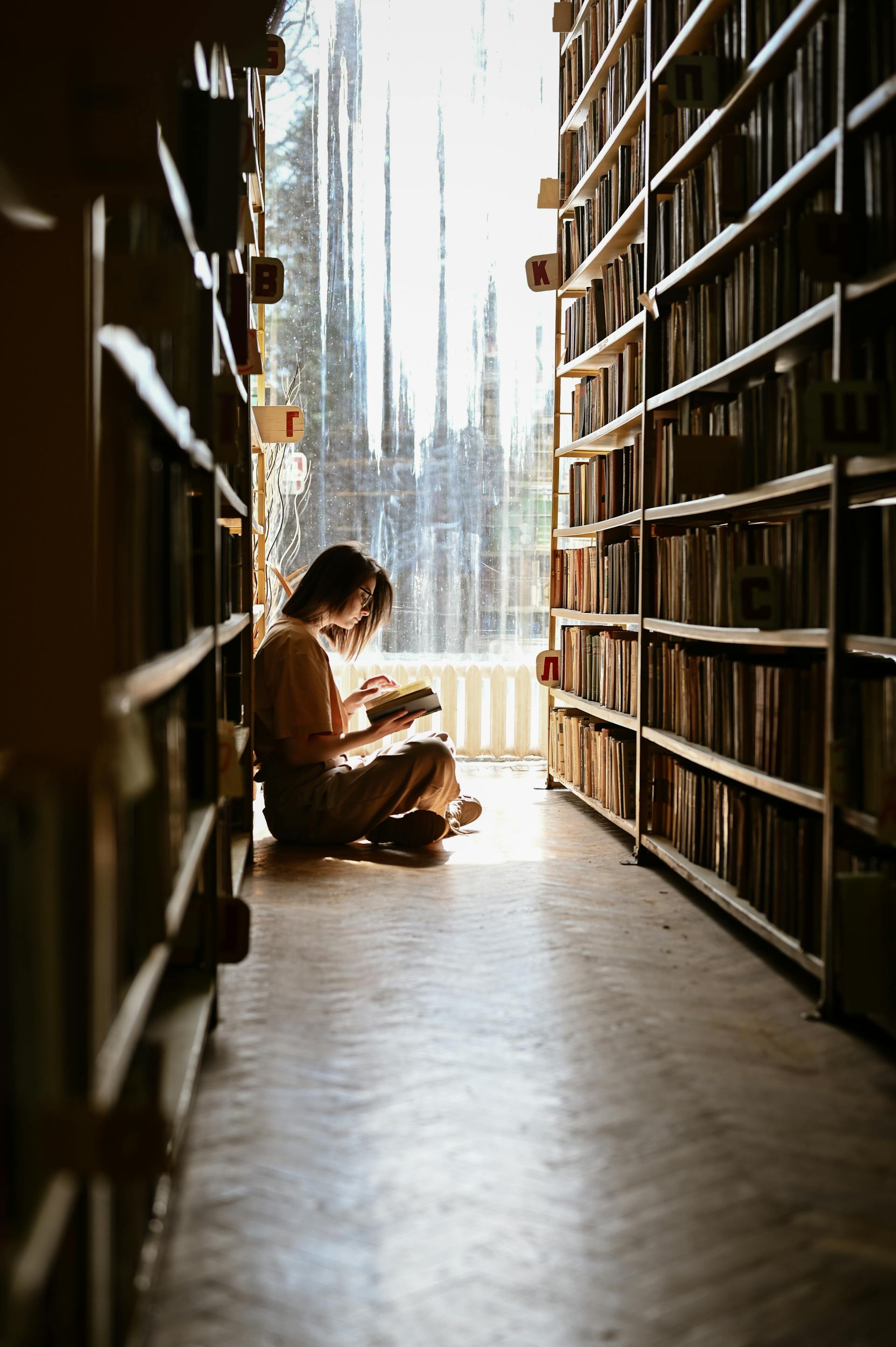 Eine Frau, die auf dem Boden sitzt und ein Buch liest | Quelle: Pexels