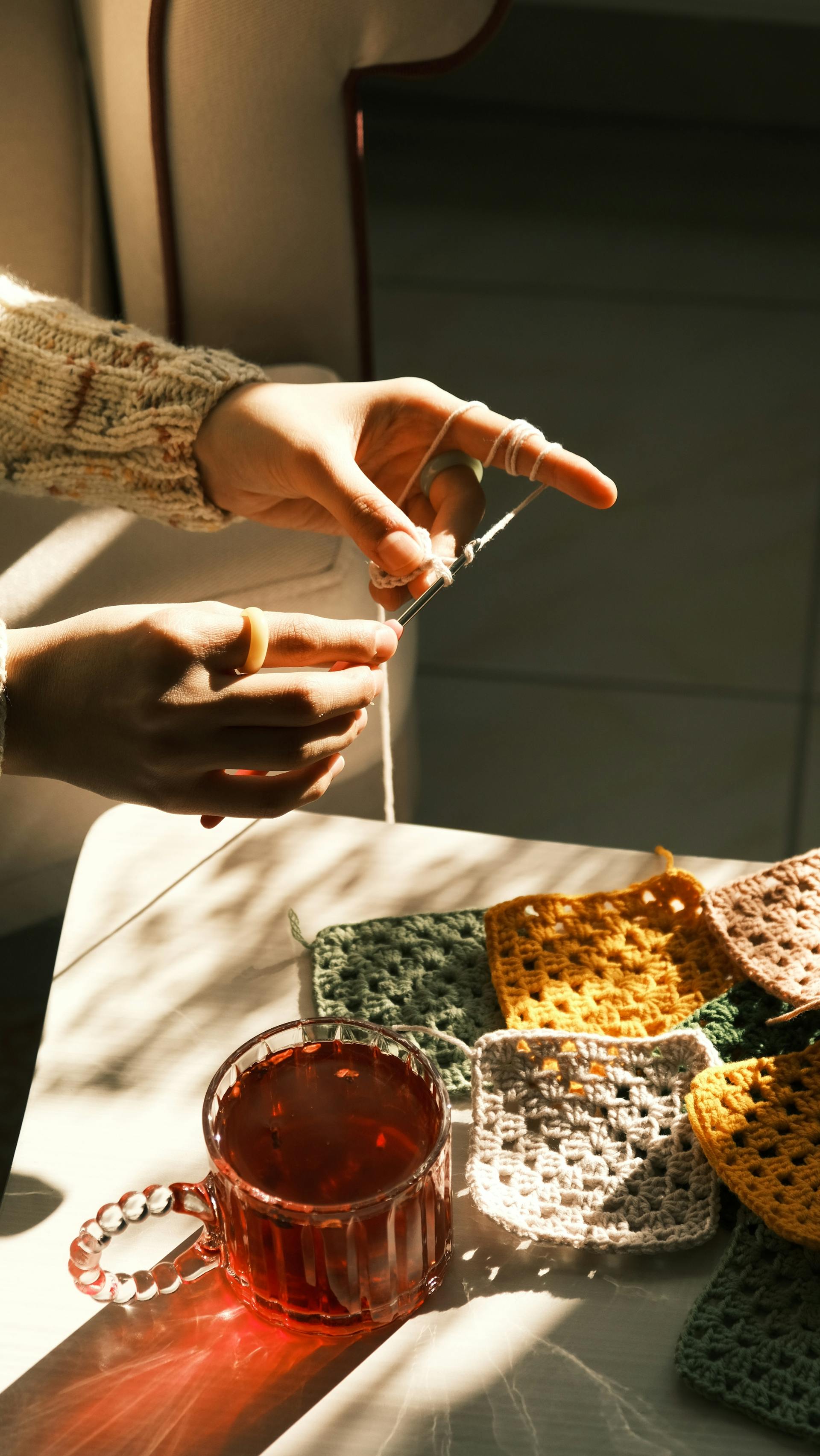 Eine Frau häkelt ein Granny Square | Quelle: Pexels
