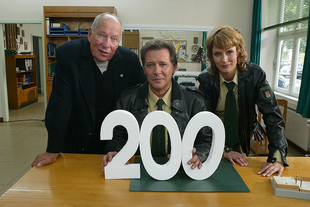 Jürgen Roland, Jan Fedder, Ann-Cathrin Sudhoff, (v.li.n.re.), neben den Dreharbeiten zur ARD-Serie: "Großstadtrevier", 200. Folge (Jubiläumsfolge), Hamburg, 26.08.2003 | Quelle: Getty Images