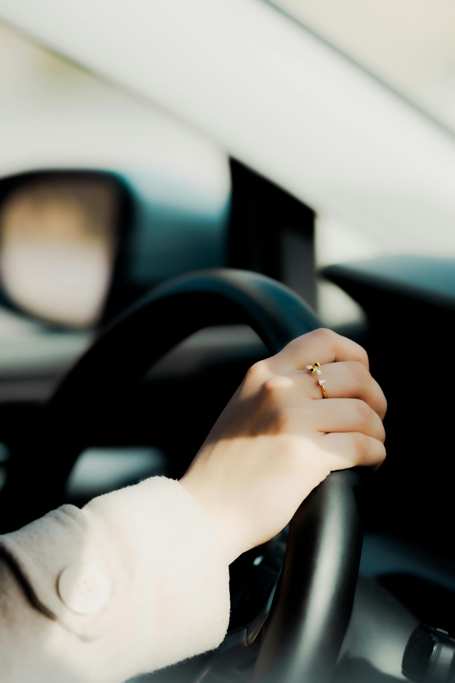 Eine Frau am Steuer eines Autos | Quelle: Pexels
