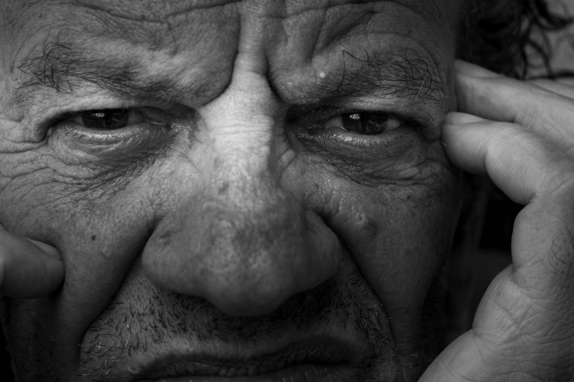 Nahaufnahme eines wütend aussehenden Männergesichts | Quelle: Pexels