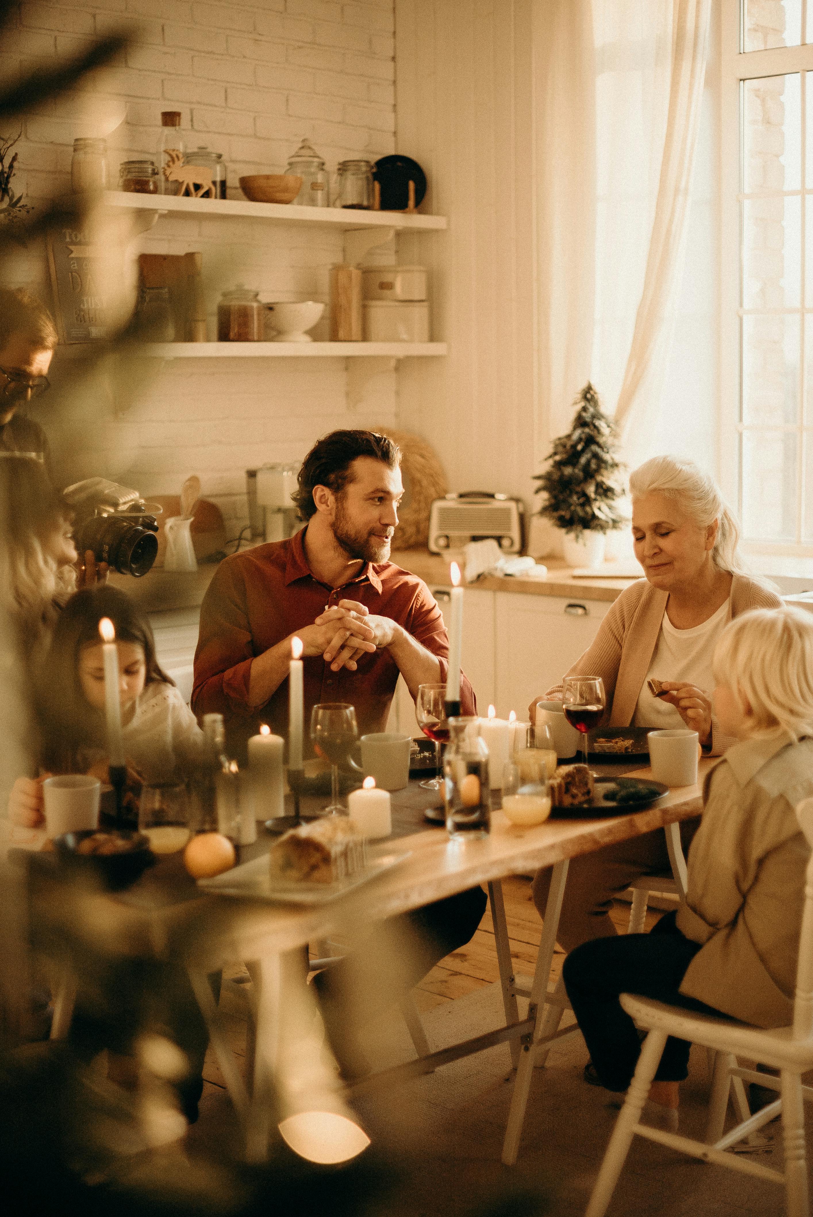Menschen, die um einen Esstisch sitzen | Quelle: Pexels