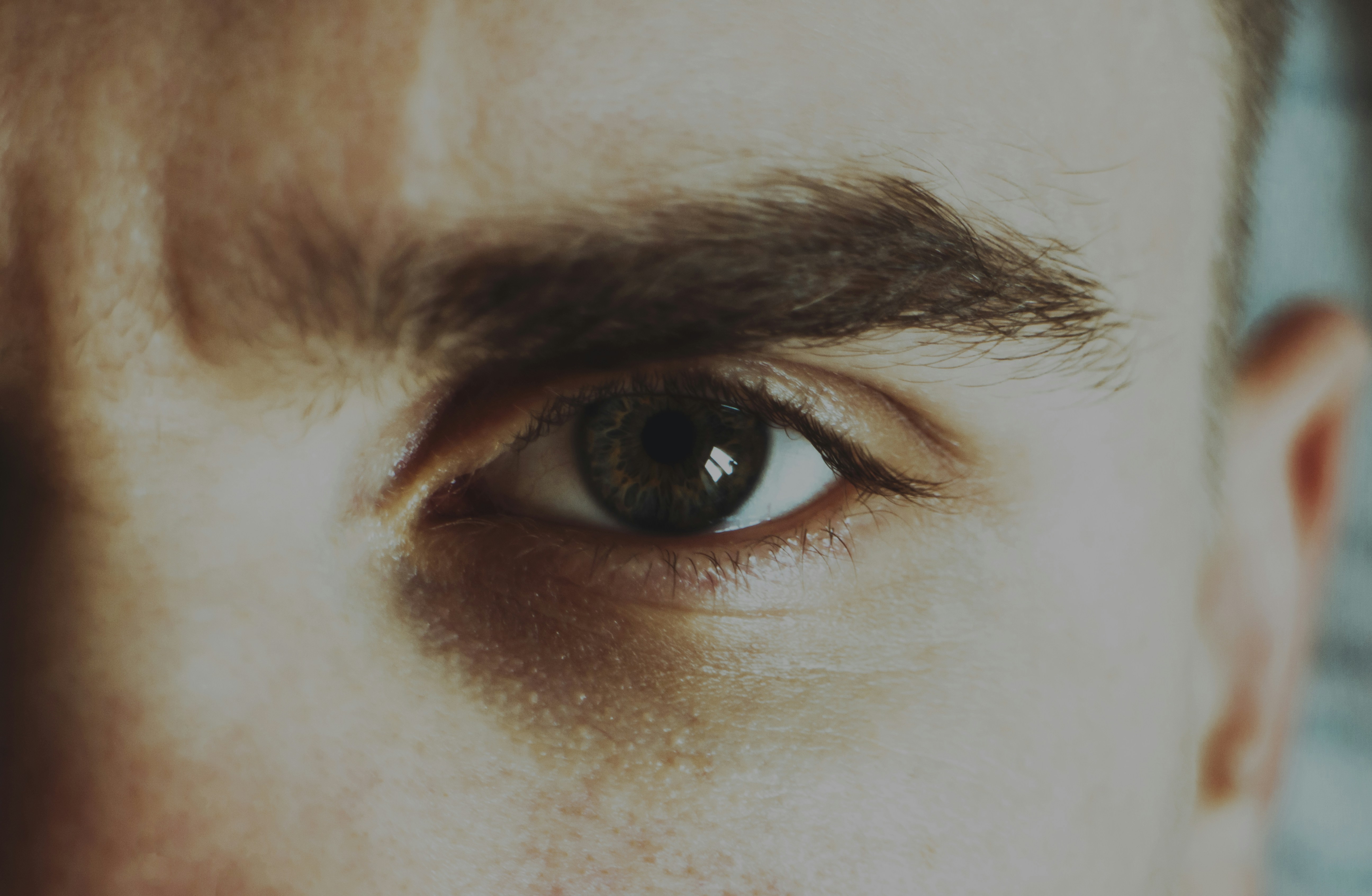 Nahaufnahme des Auges eines wütenden Mannes | Quelle: Unsplash