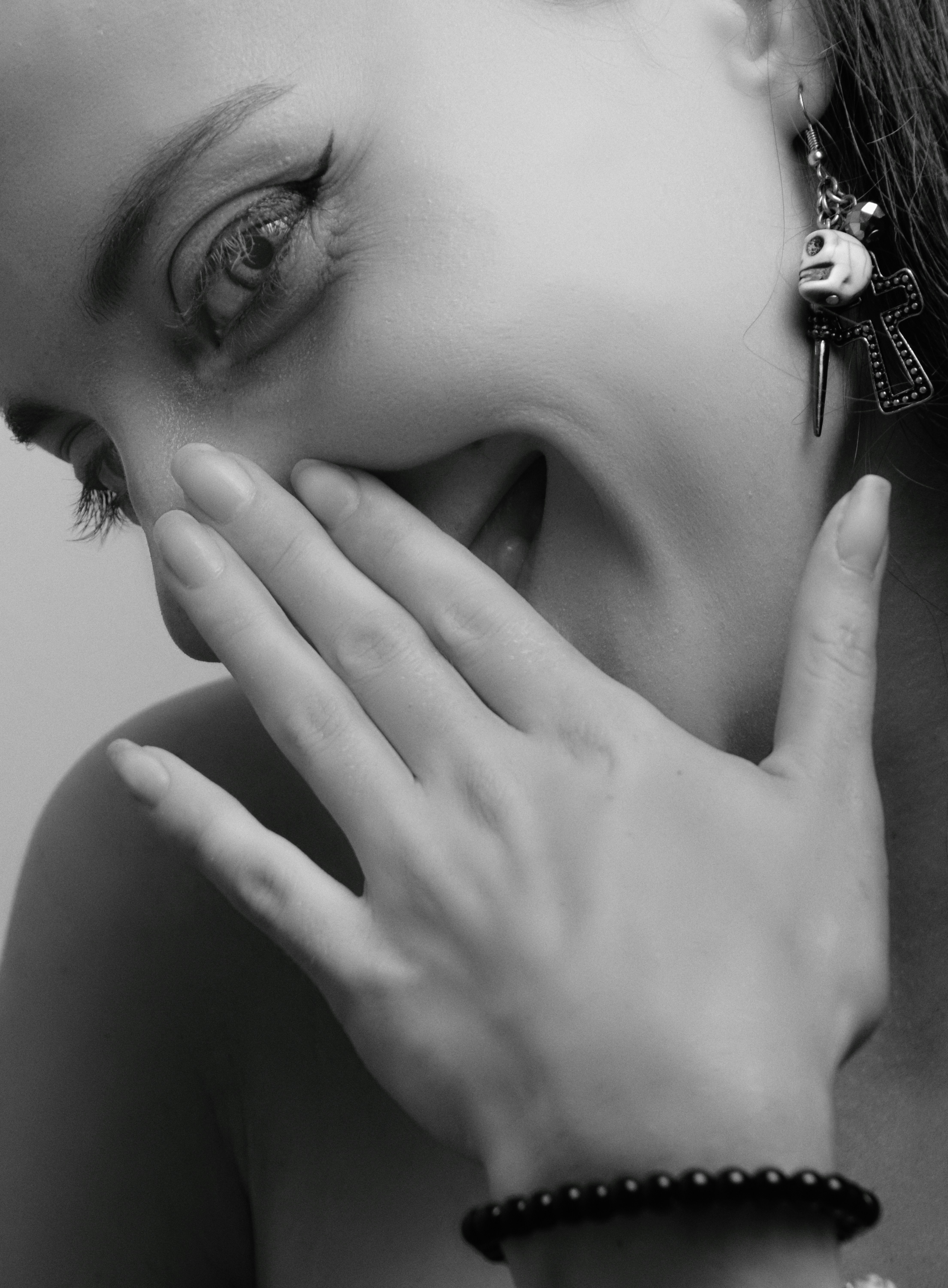 Eine lachende Frau mit der Hand vor dem Mund | Quelle: Unsplash