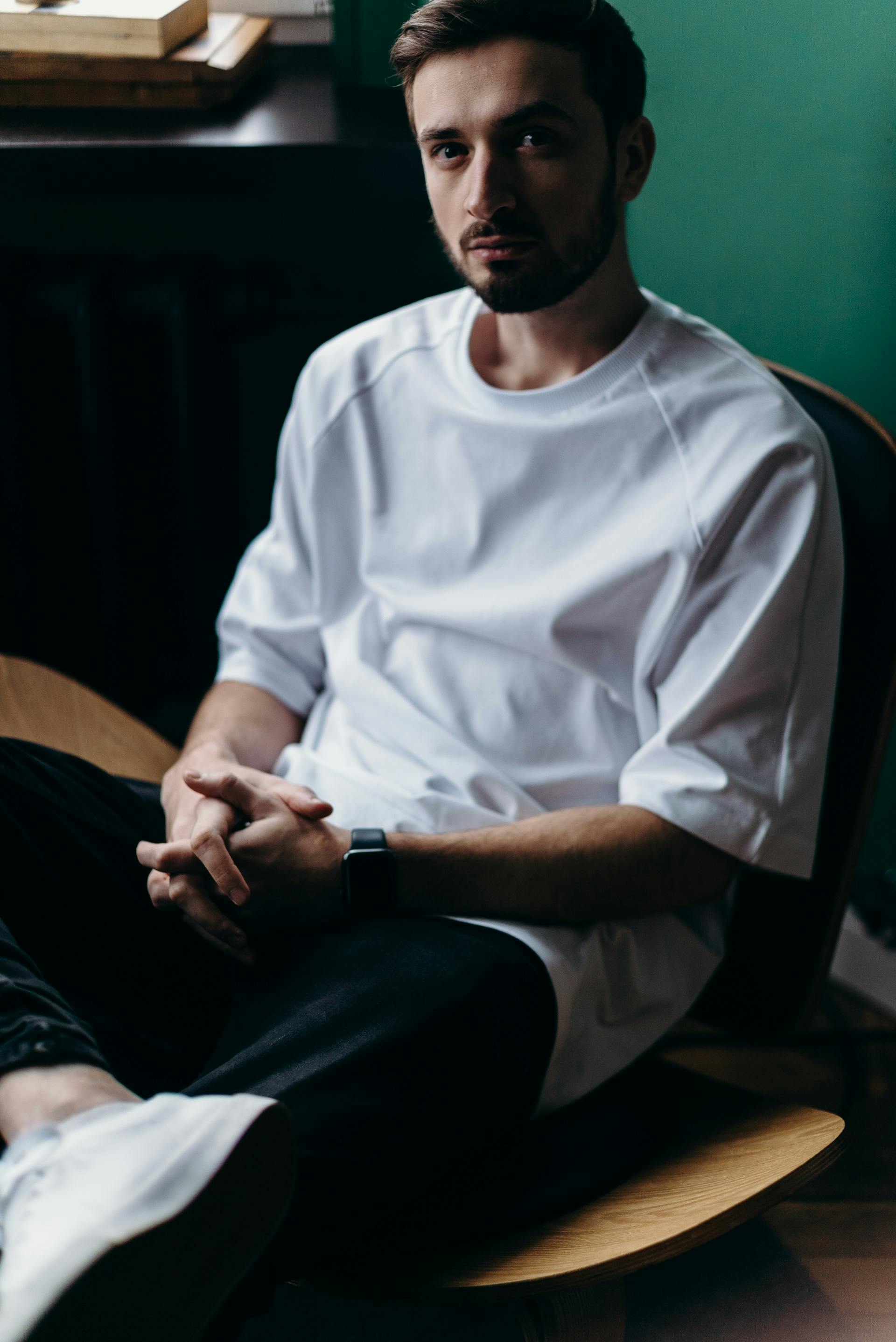 Ein junger Mann mit einem wütenden Gesichtsausdruck | Quelle: Pexels