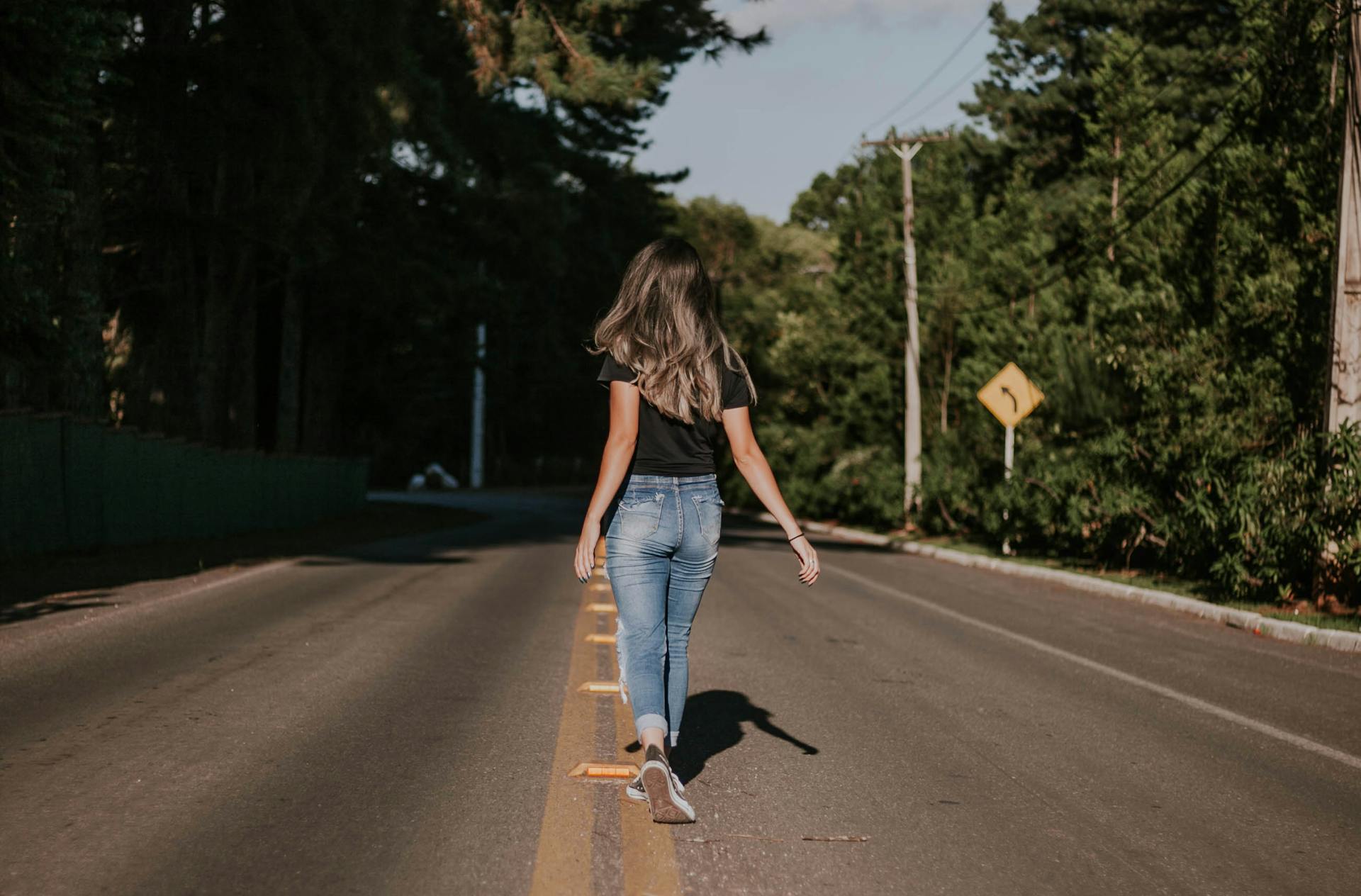 Eine Frau, die auf der Straße läuft | Quelle: Pexels