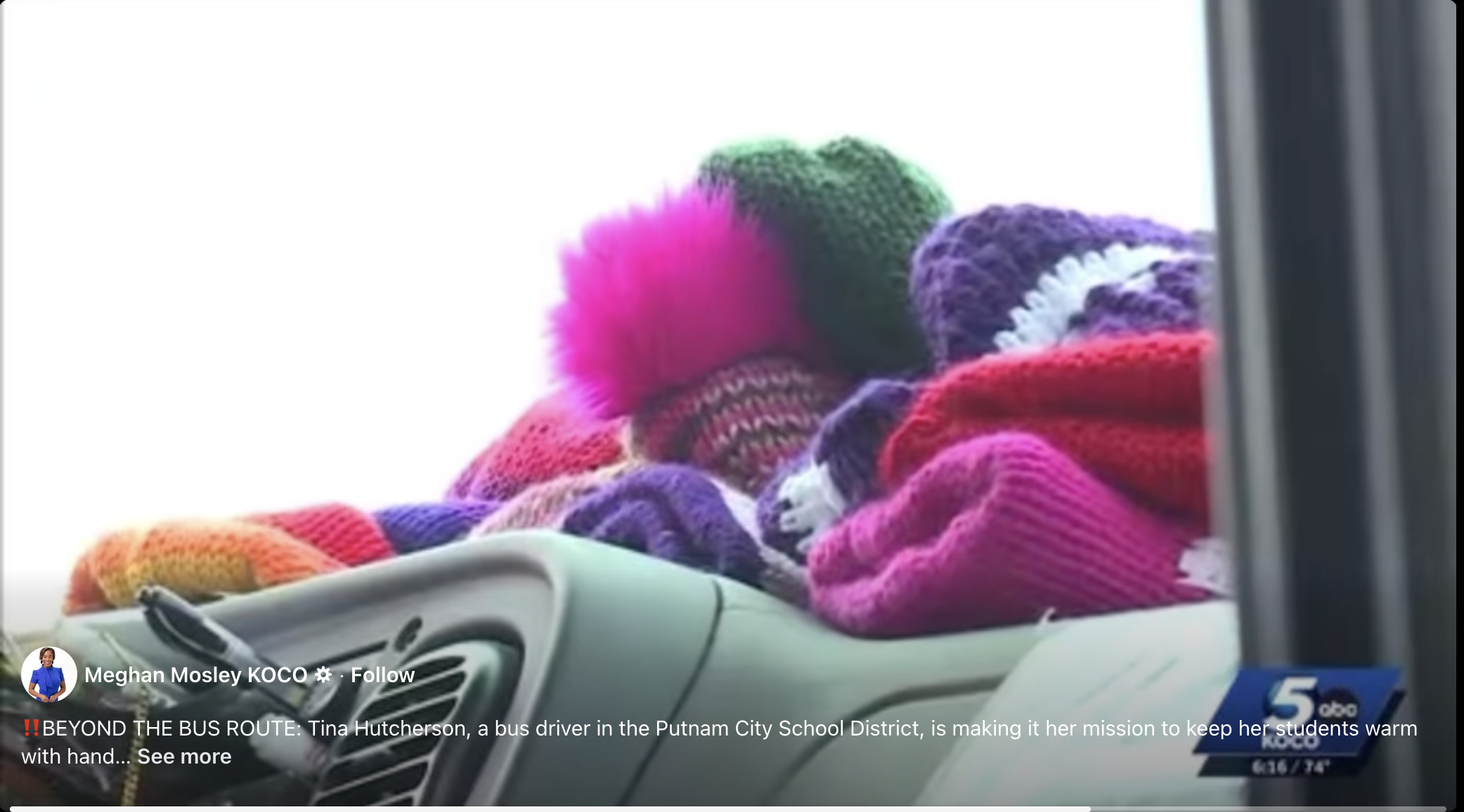 Eine Nahaufnahme der von Tina Hutcherson gestrickten Mützen, datiert auf den 19. November 2025 | Quelle: Facebook/meghanmosleykoco