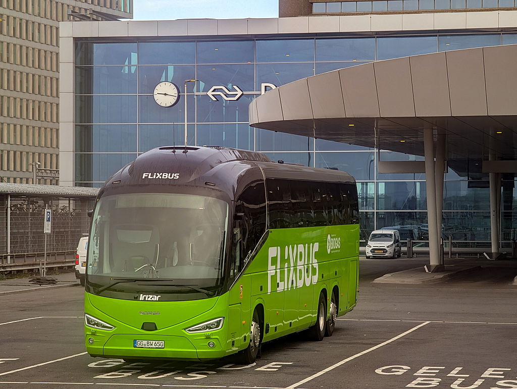 Ein grüner FlixBus-Bus parkt am 10. September 2025 am Hauptbahnhof in Den Haag, Niederlande | Quelle: Getty Images