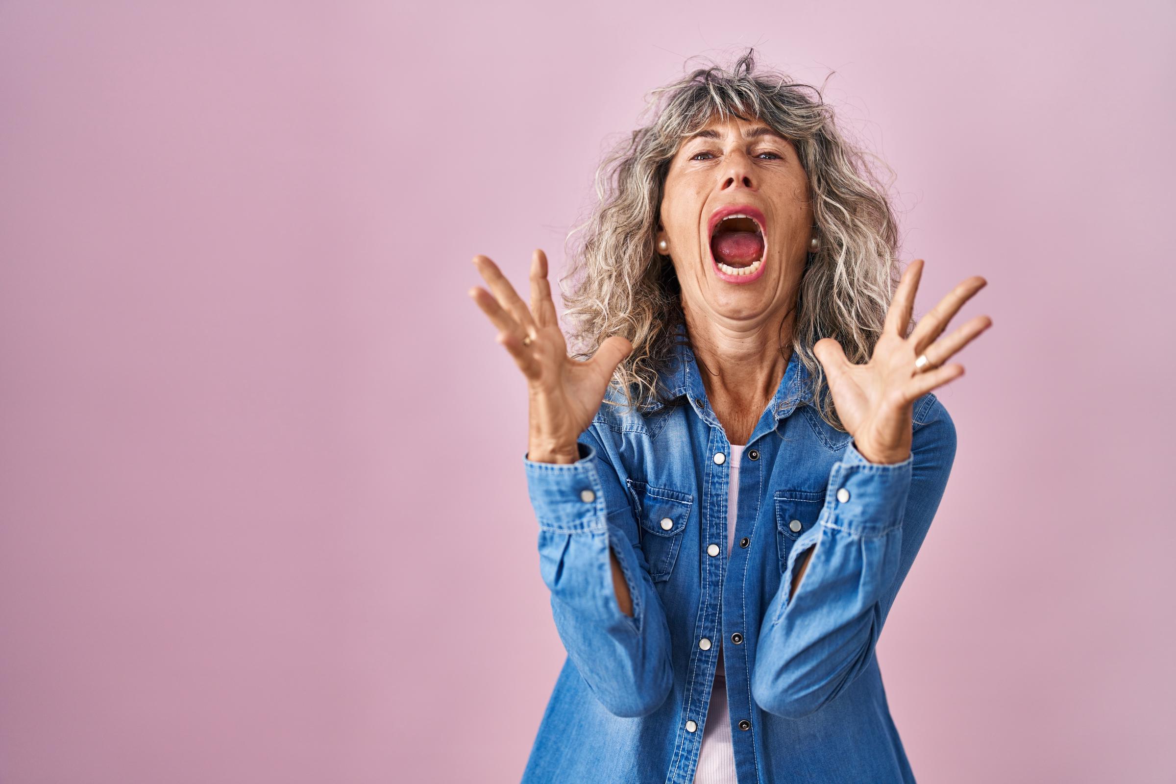 Eine wütende Frau, die schreit | Quelle: Freepik
