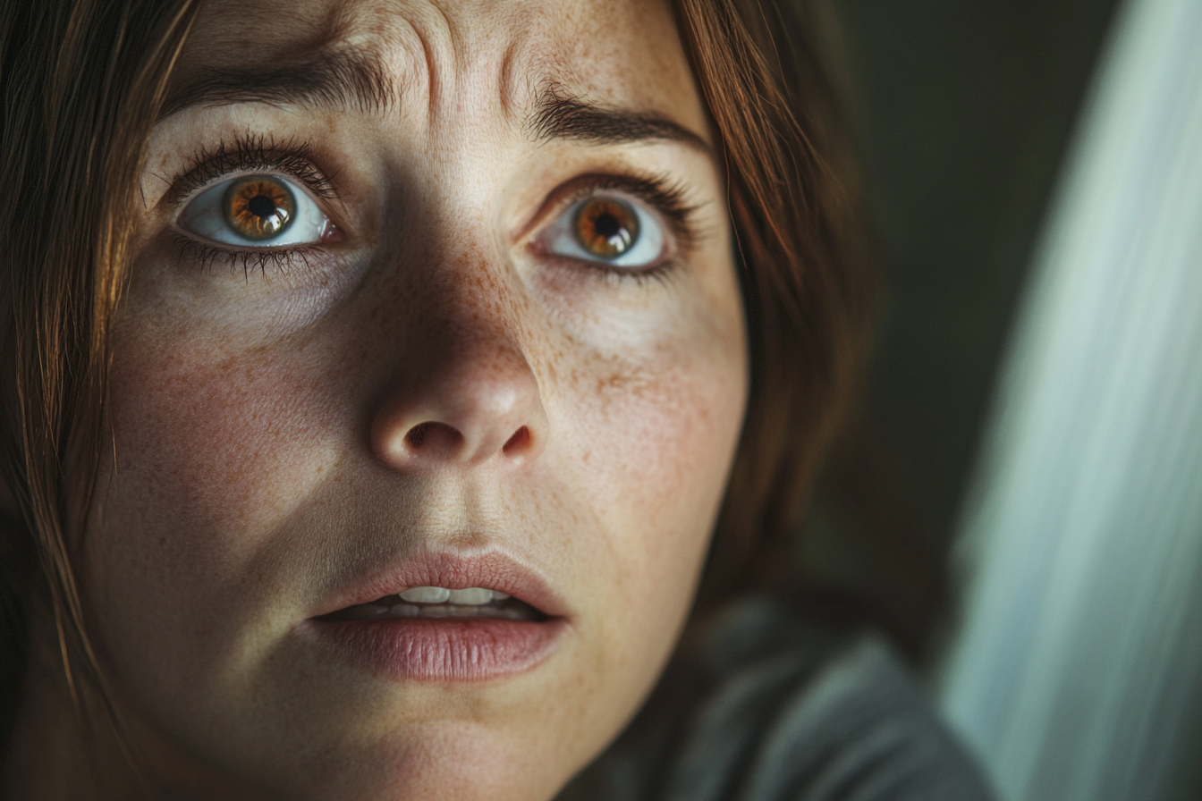 Eine Frau, die zu jemandem aufschaut | Quelle: Midjourney