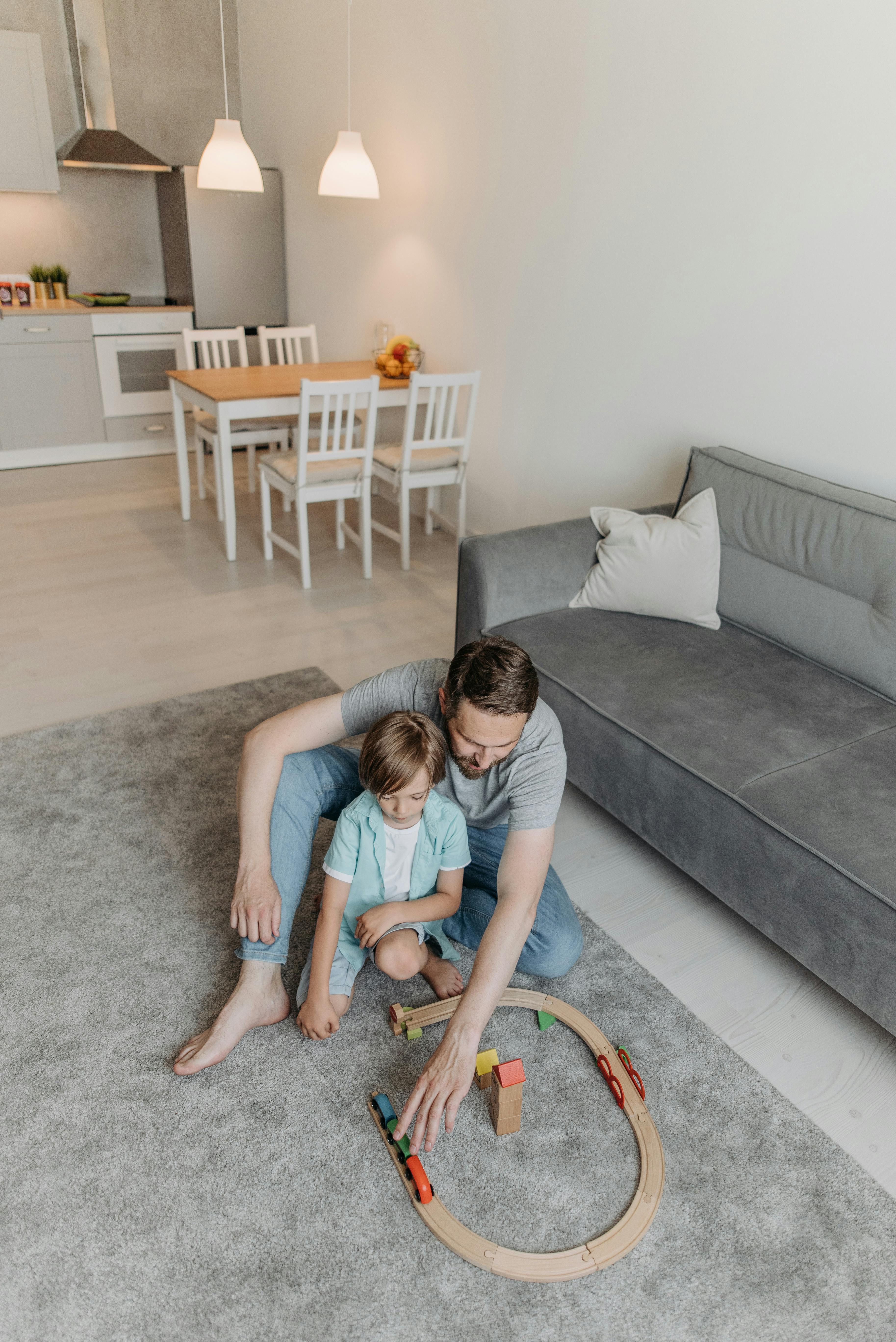 Ein Vater und sein Sohn beim Spielen | Quelle: Pexels