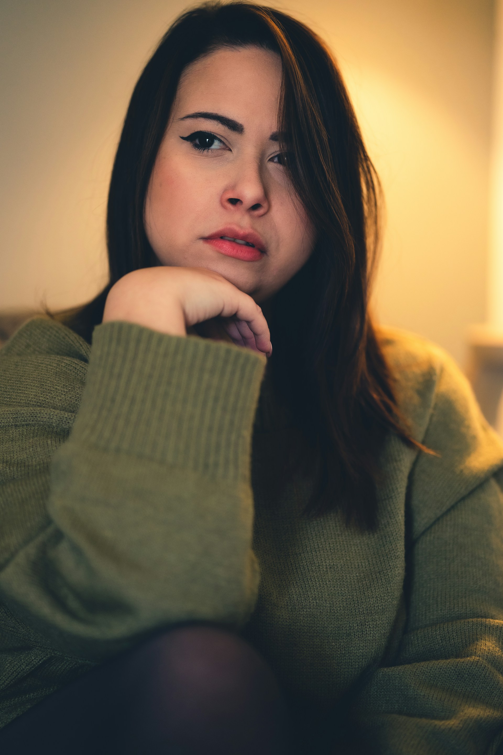 Eine verwirrt aussehende Frau, die ihr Kinn auf eine Hand stützt | Quelle: Unsplash