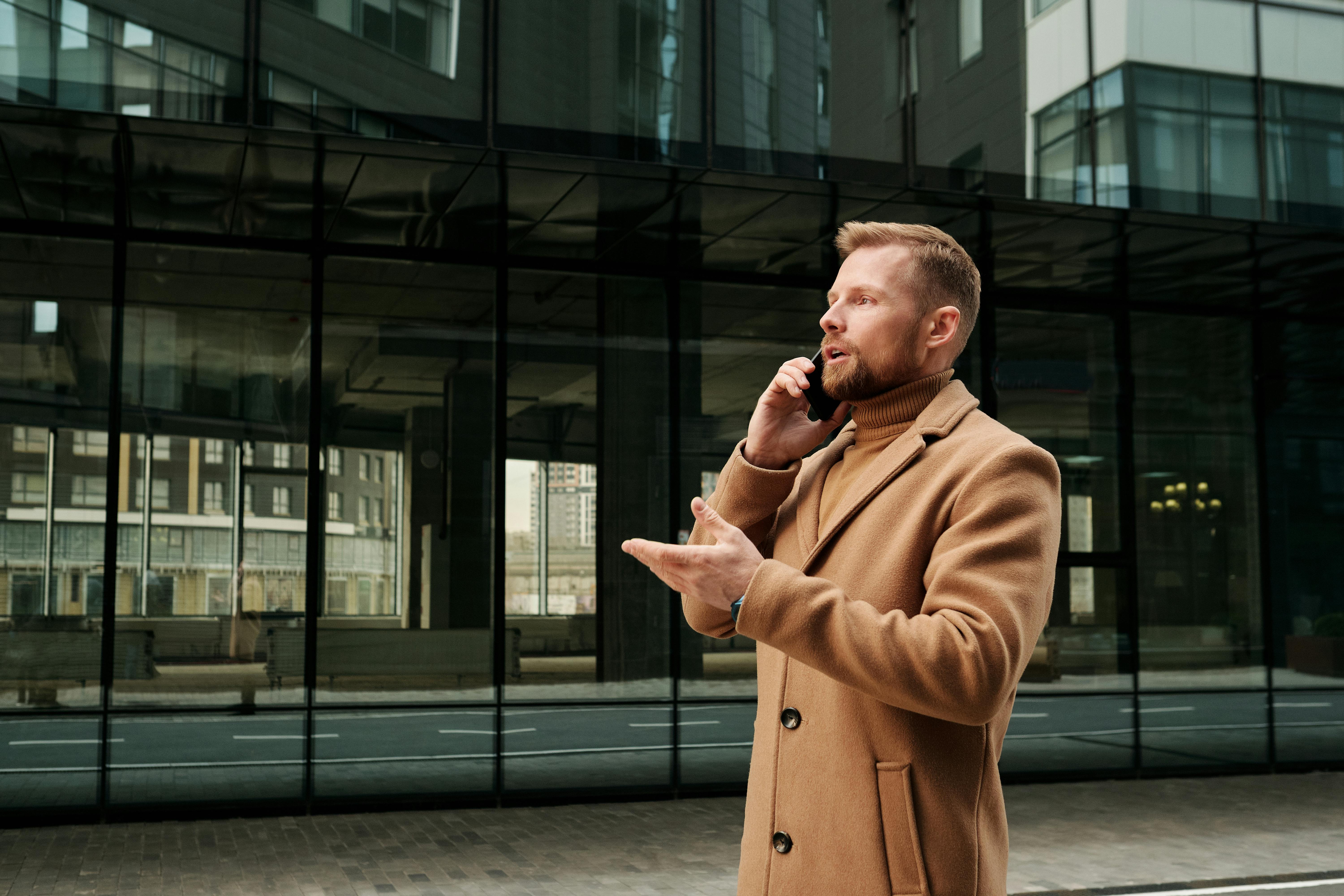 Ein Mann, der draußen steht und telefoniert | Quelle: Pexels