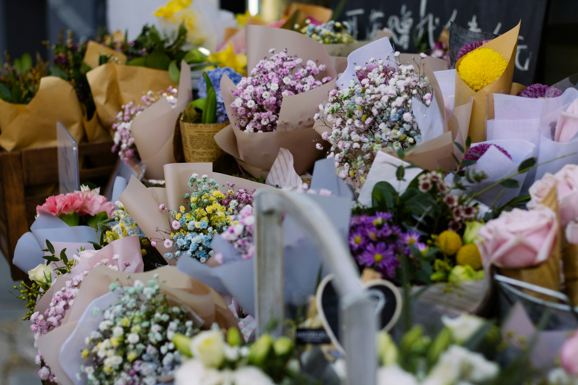 Eine Auswahl an bunten Blumensträußen | Quelle: Unsplash