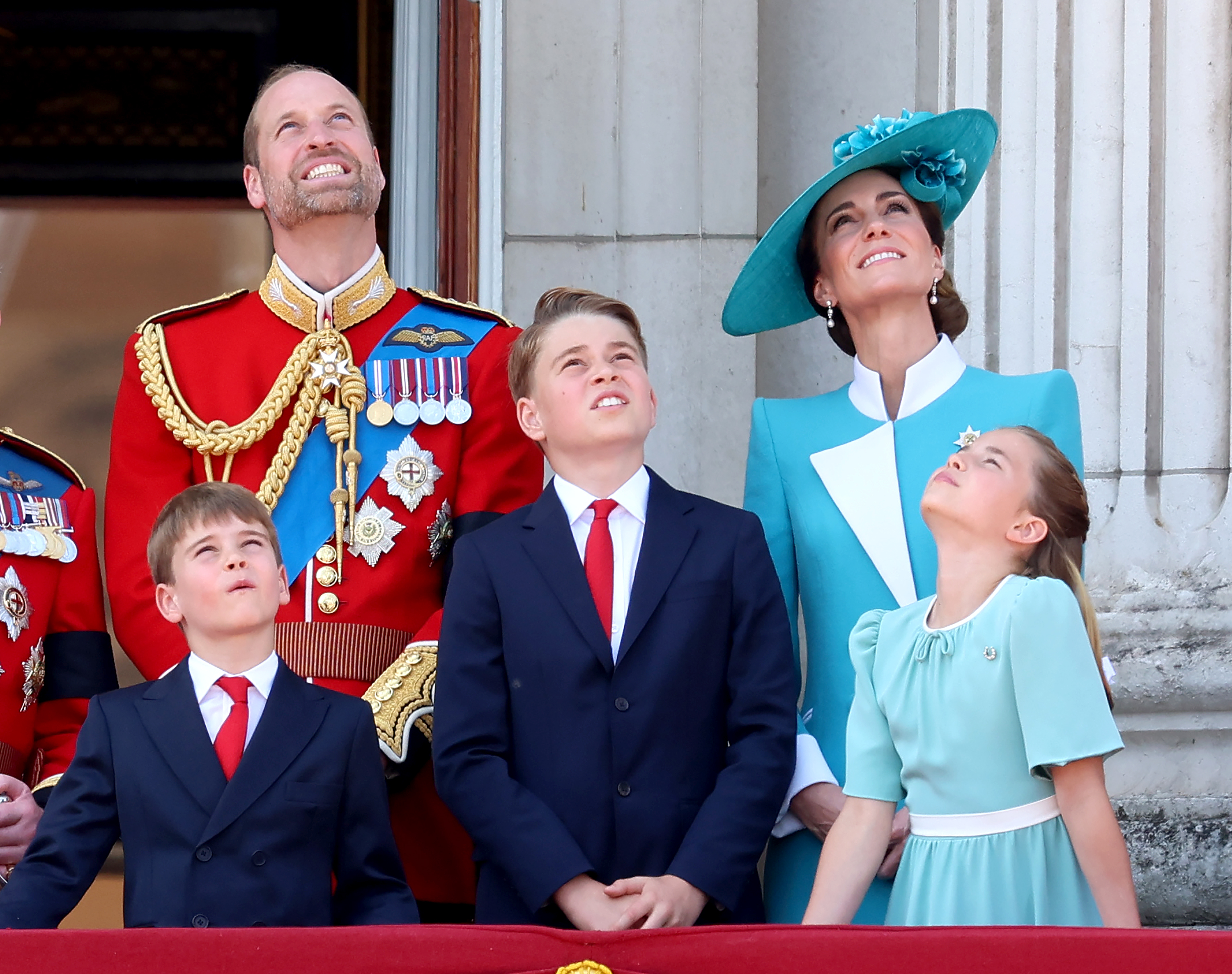Prinz William, Prinz George, Prinzessin Charlotte und Prinzessin Catherine blicken vom Balkon des Buckingham Palastes in den Himmel, während sie den Vorbeiflug der RAF beobachten.