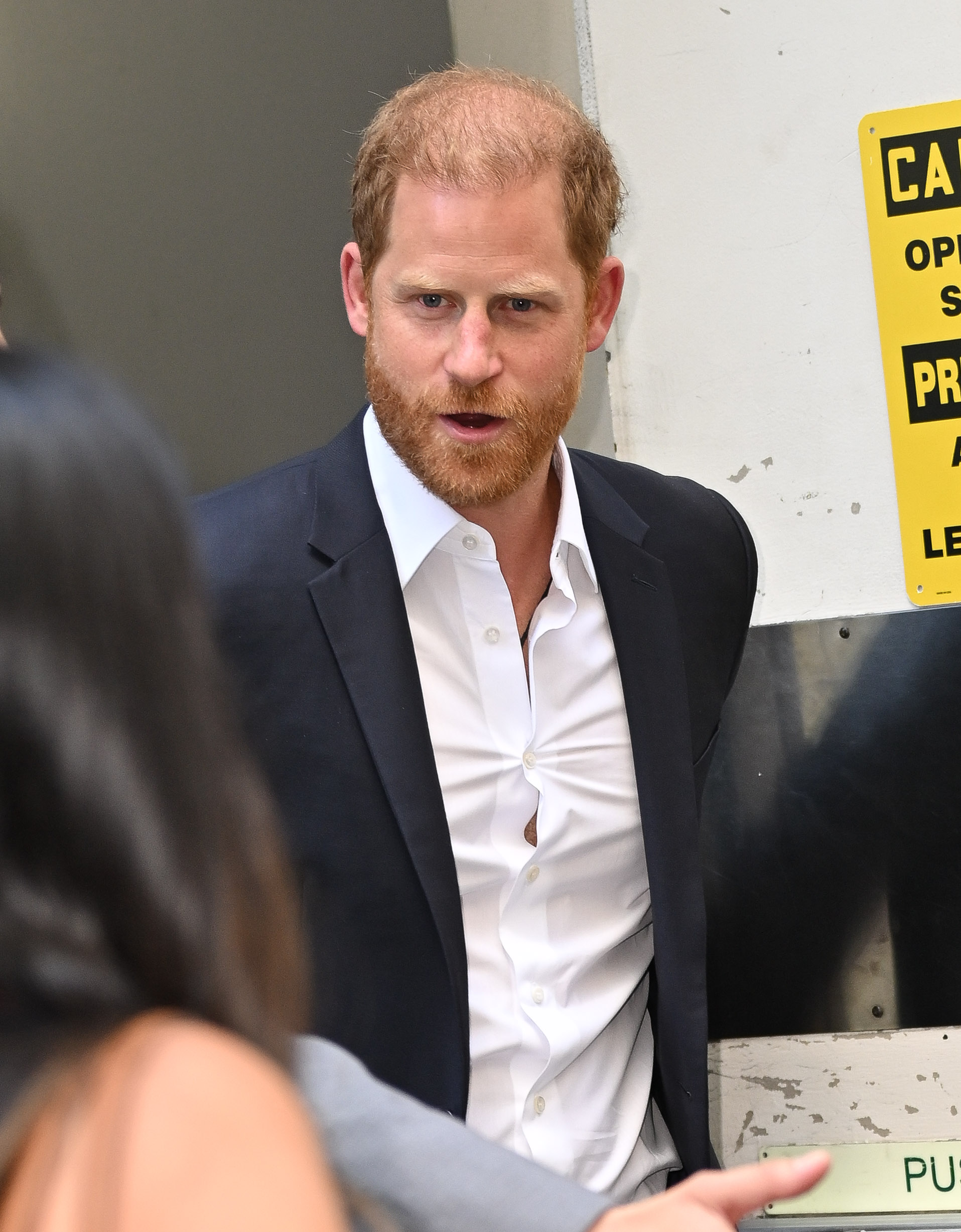Prinz Harry wird fotografiert, als er am 23. April 2025 das Deutsche Bank Center in New York City verlässt | Quelle: Getty Images
