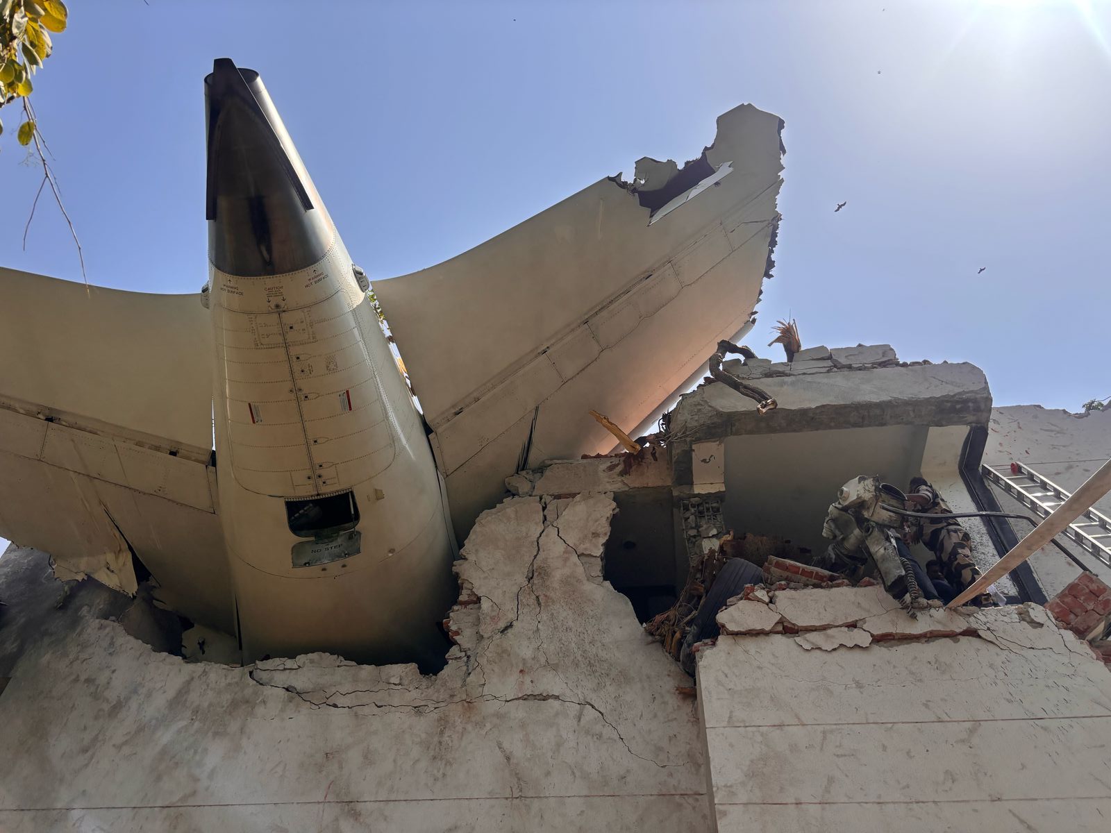 Teil des beschädigten Flugzeugs, aus einem Beitrag vom 12. Juni 2025 | Quelle: Facebook/official.CISFHQrs