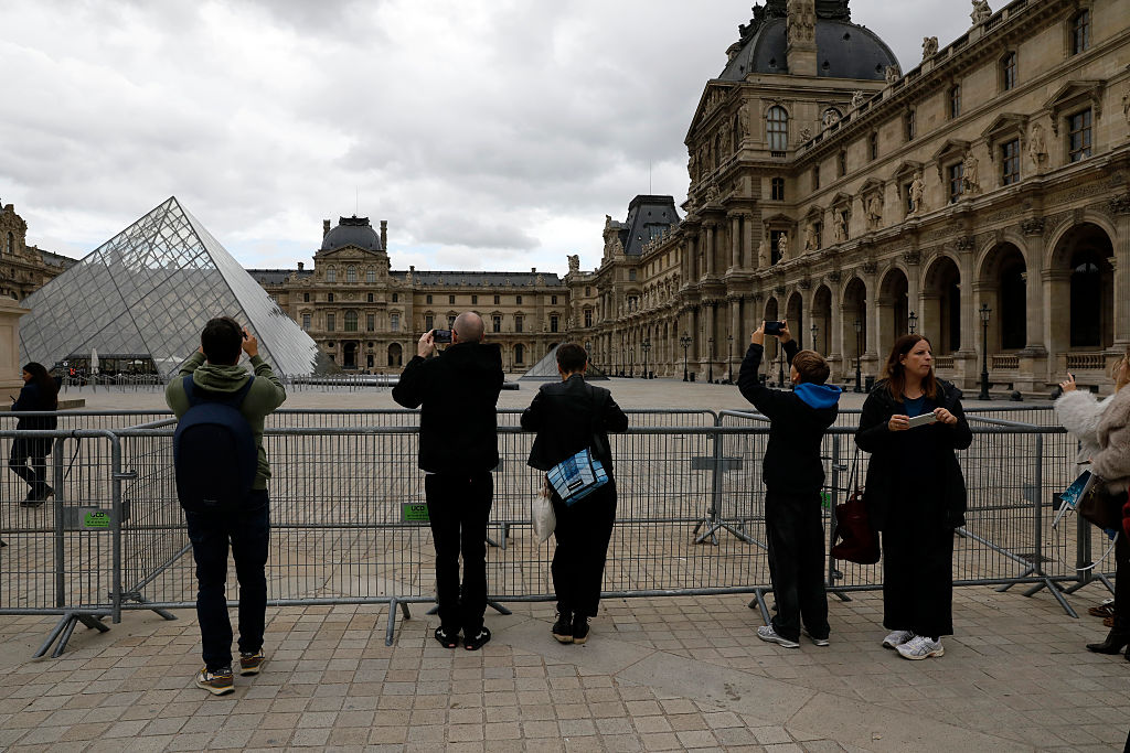 Paris – 20. Oktober: Blick auf den Louvre Paris am 20. Oktober 2025 in Paris | Quelle: Getty Images