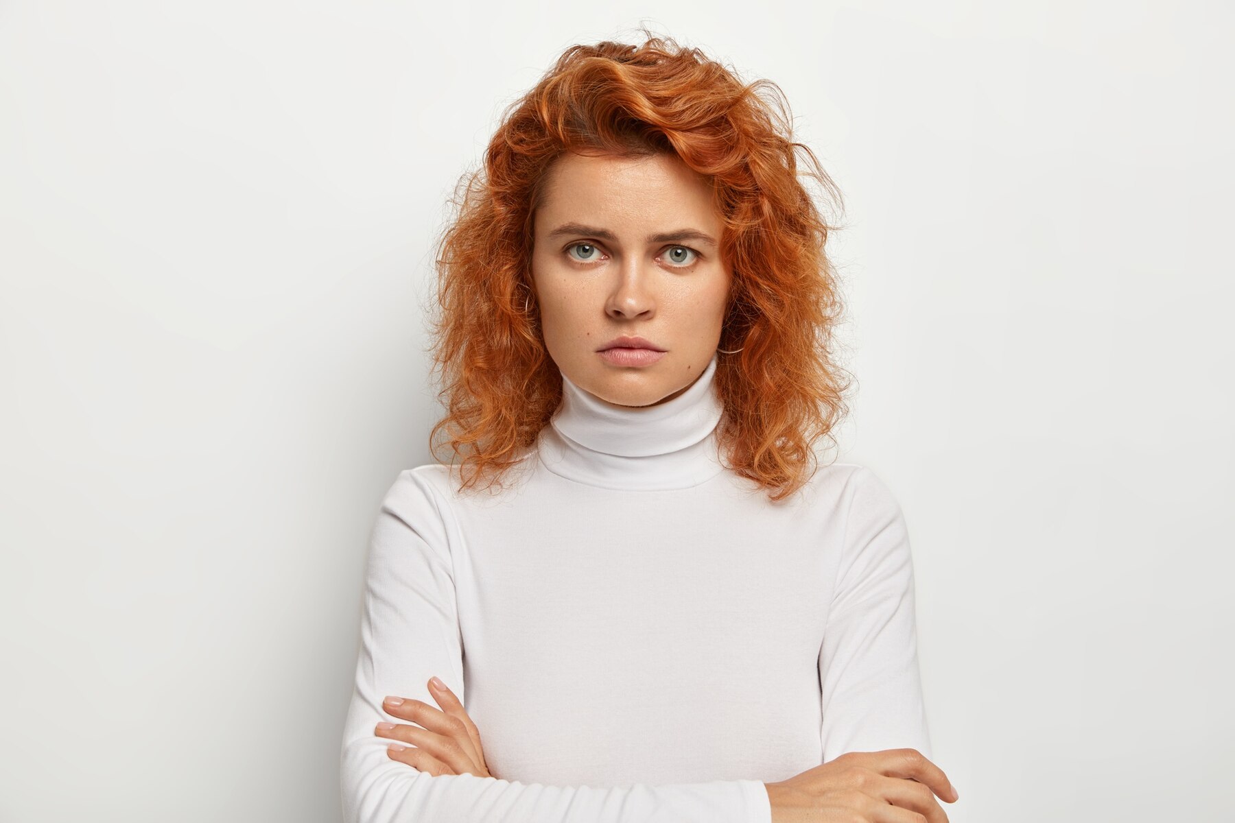 Eine ernste junge Frau | Quelle: Freepik