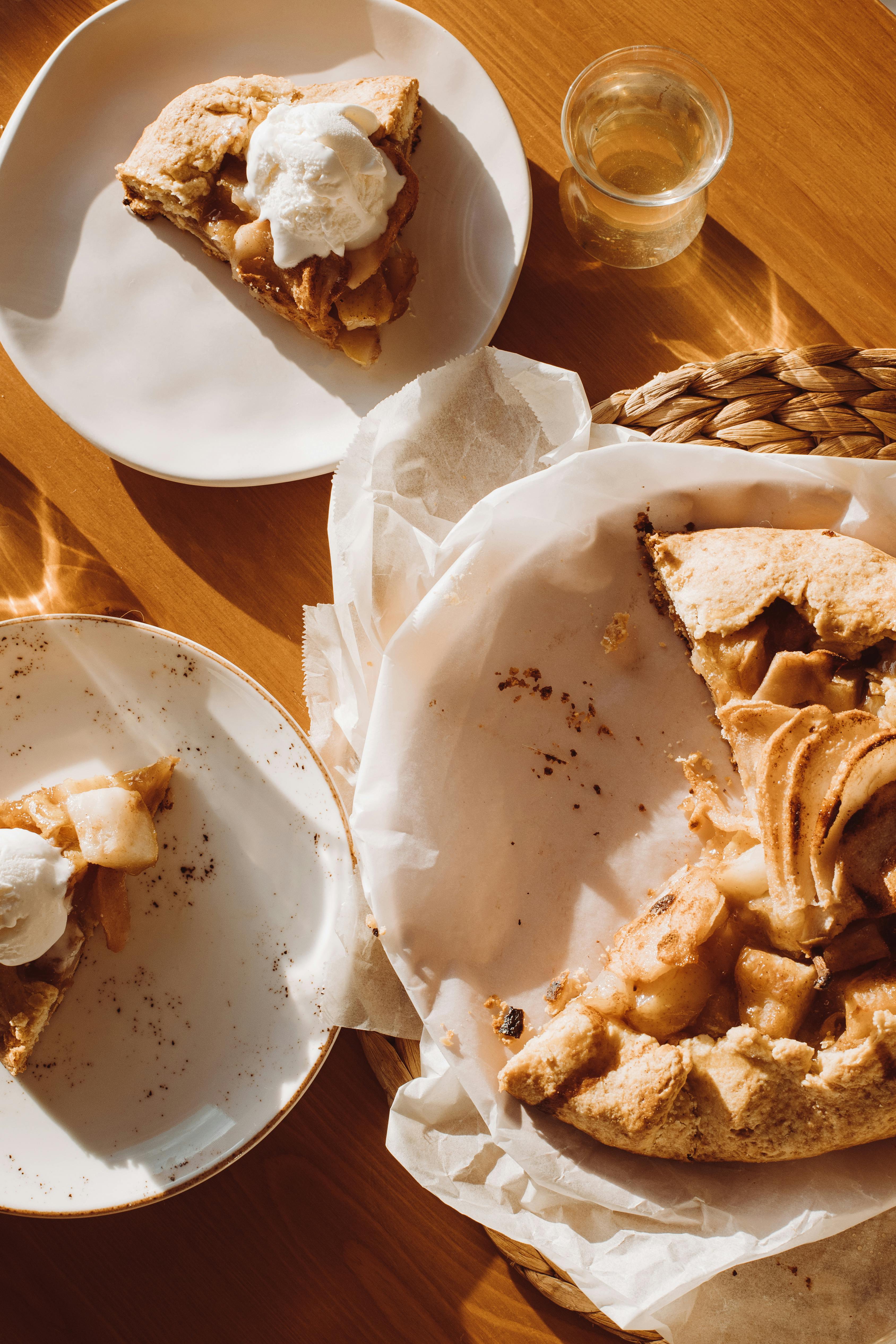 Leckerer Apfelkuchen auf einem Tisch | Quelle: Pexels