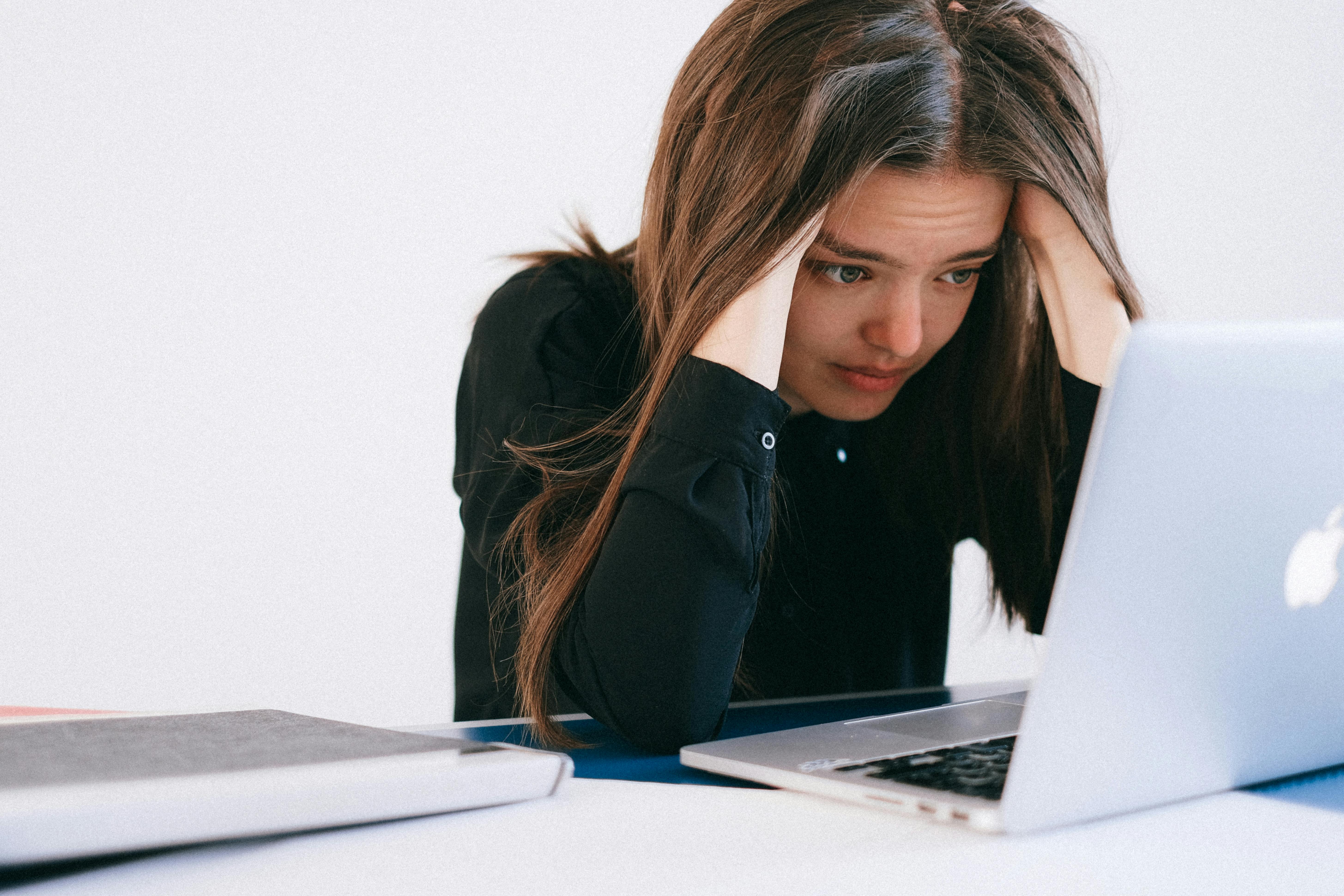 Gestresste Frau schaut auf ihren Laptop | Quelle: Pexels