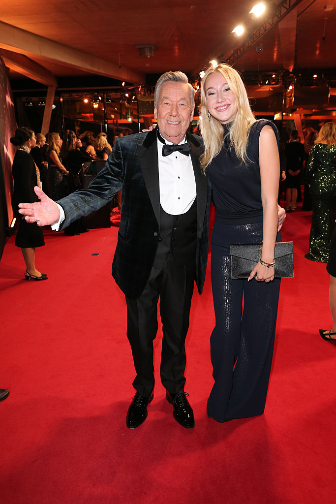 Roland Kaiser und seine Tochter Annalena Keiler während der Bambi-Verleihung 2025 in der Bavaria Filmstadt am 13. November 2025 in München, Deutschland. | Quelle: Getty Images