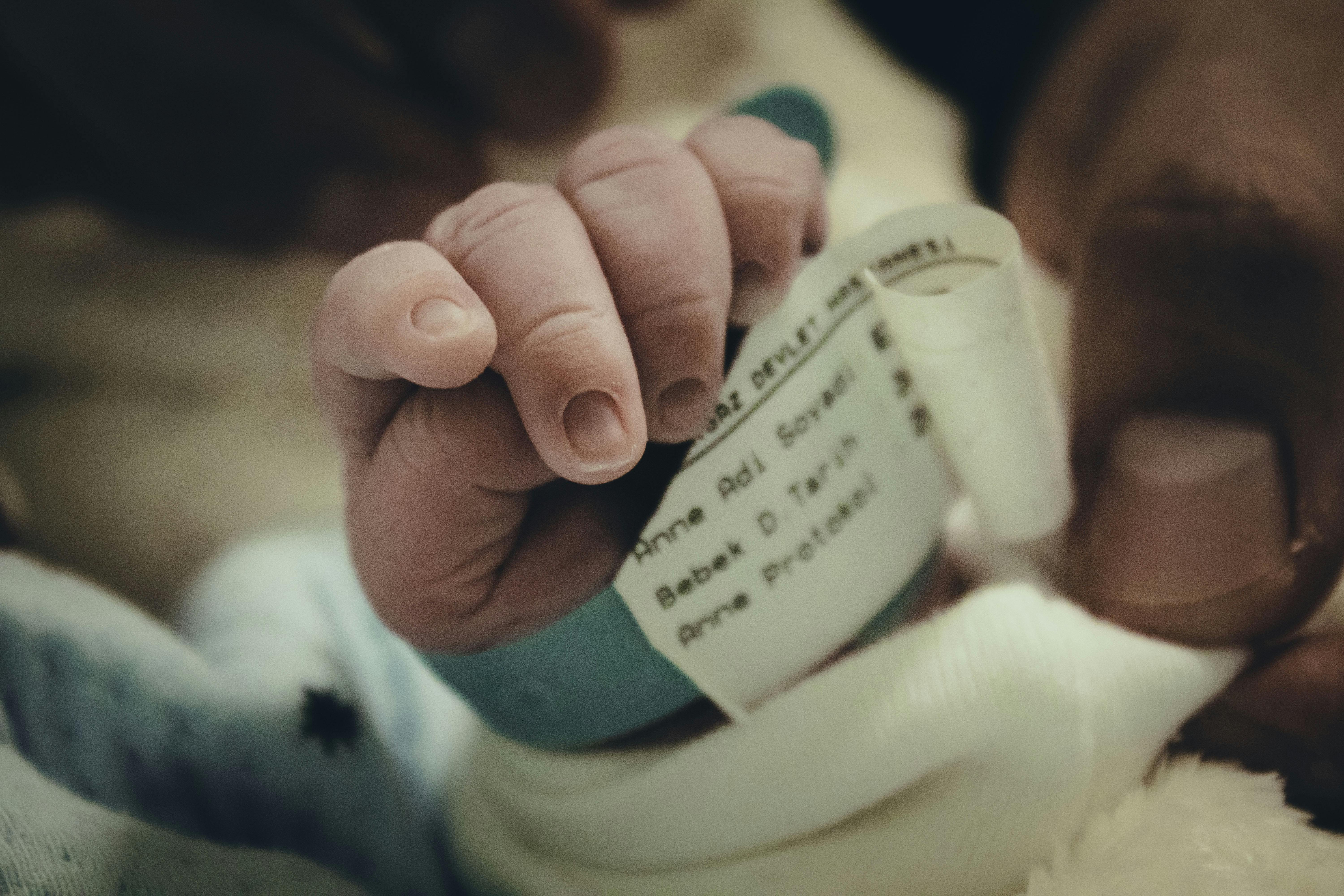 Ein Krankenhausarmband an einem Baby | Quelle: Pexels