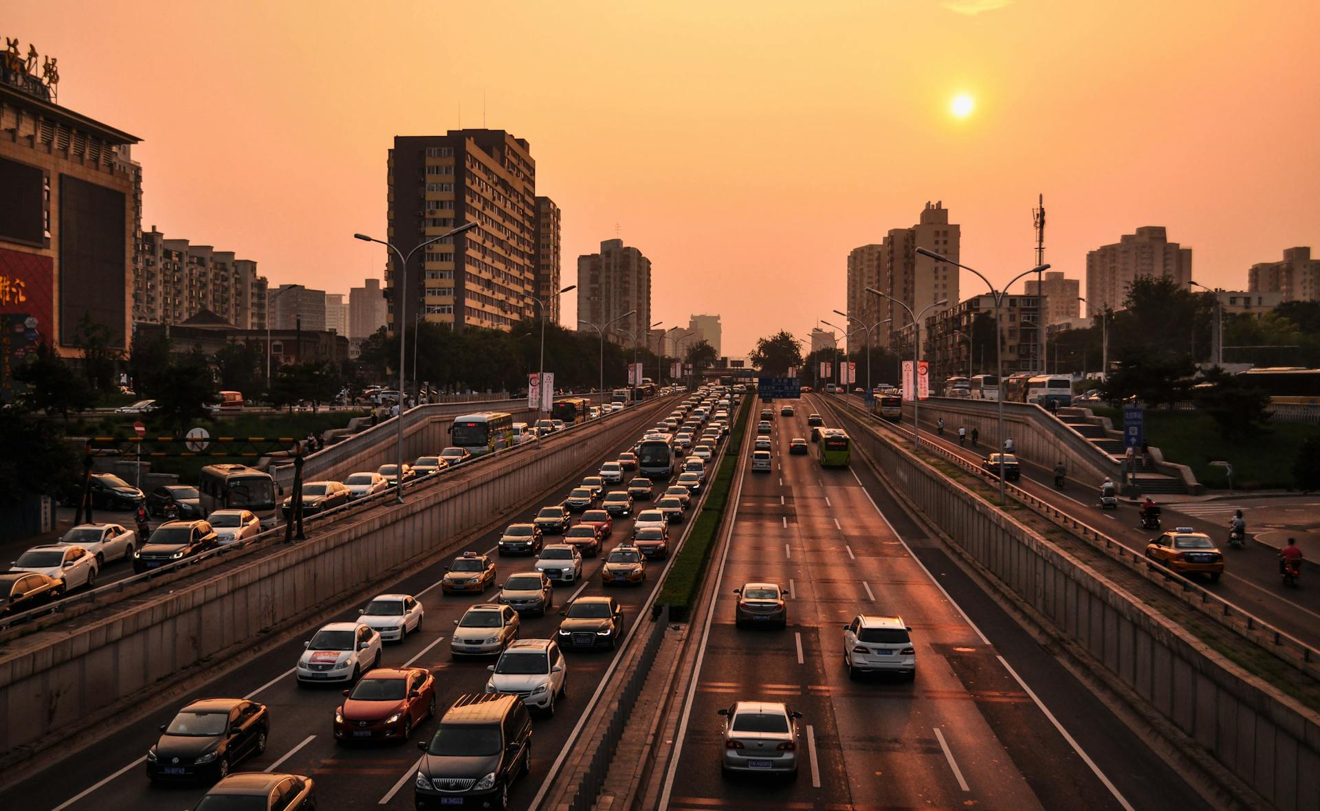 Autos auf einer Straße | Quelle: Pexels