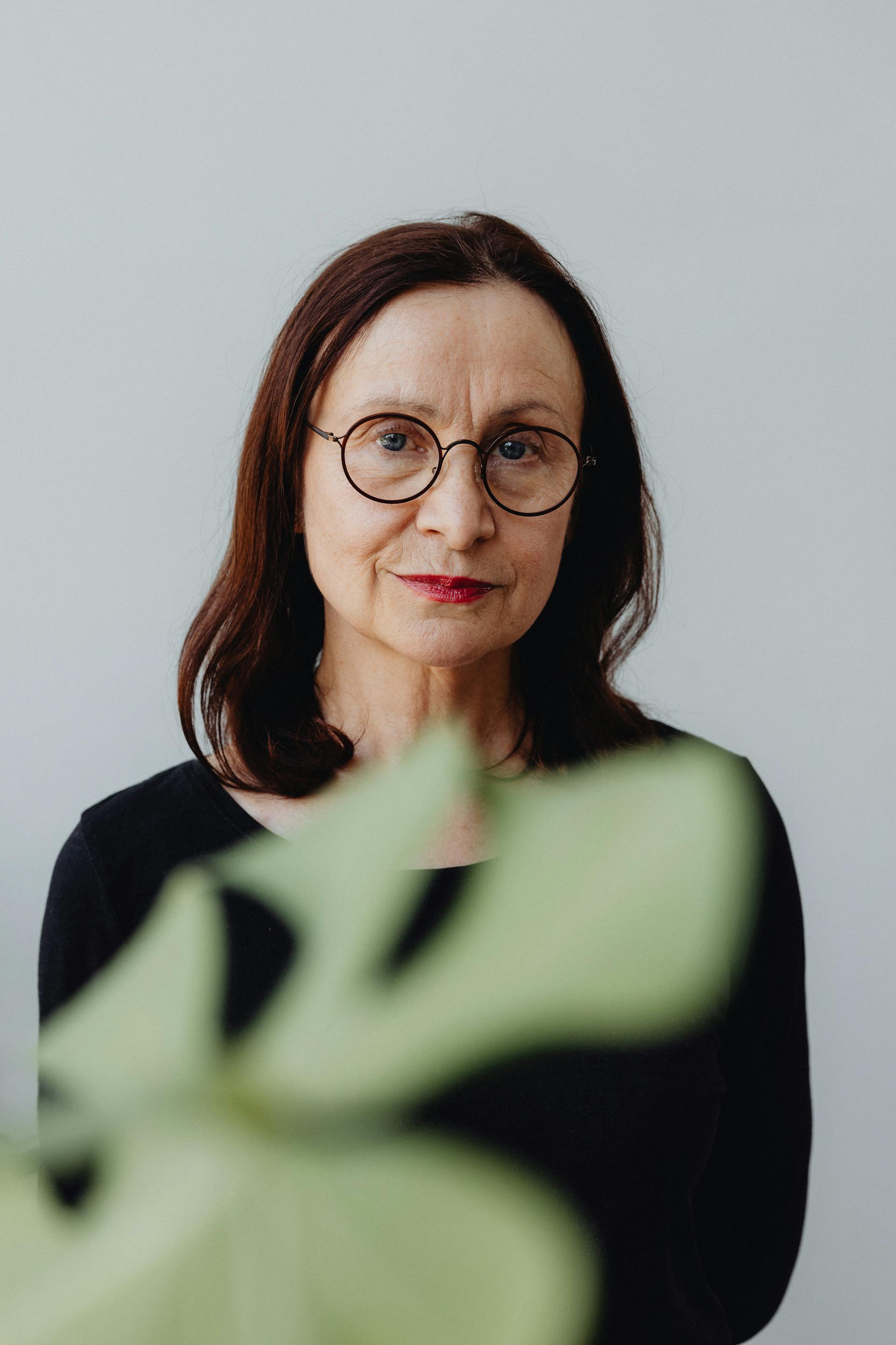 Eine ältere Frau mit Brille | Quelle: Pexels