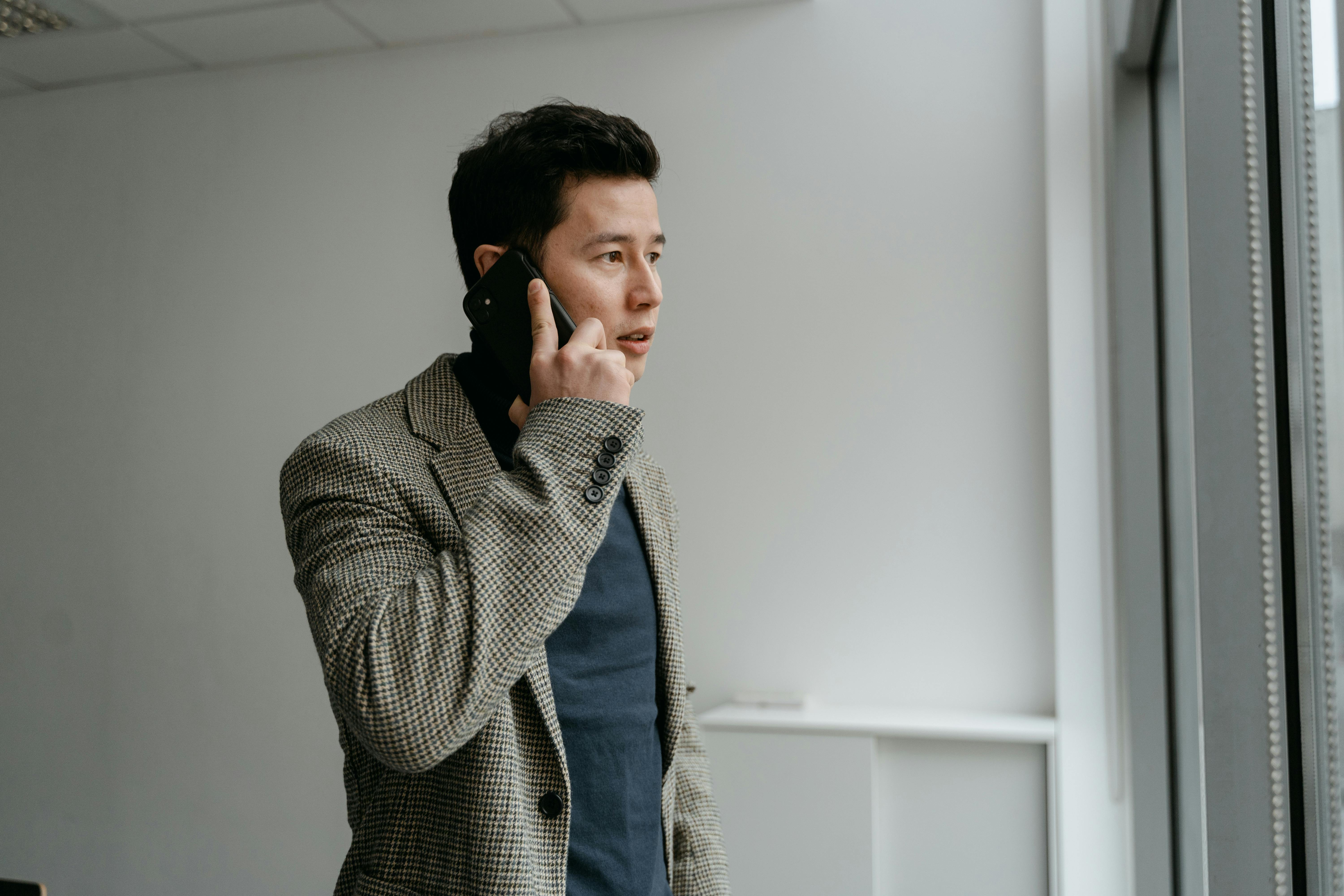 Ein Mann spricht am Telefon | Quelle: Pexels