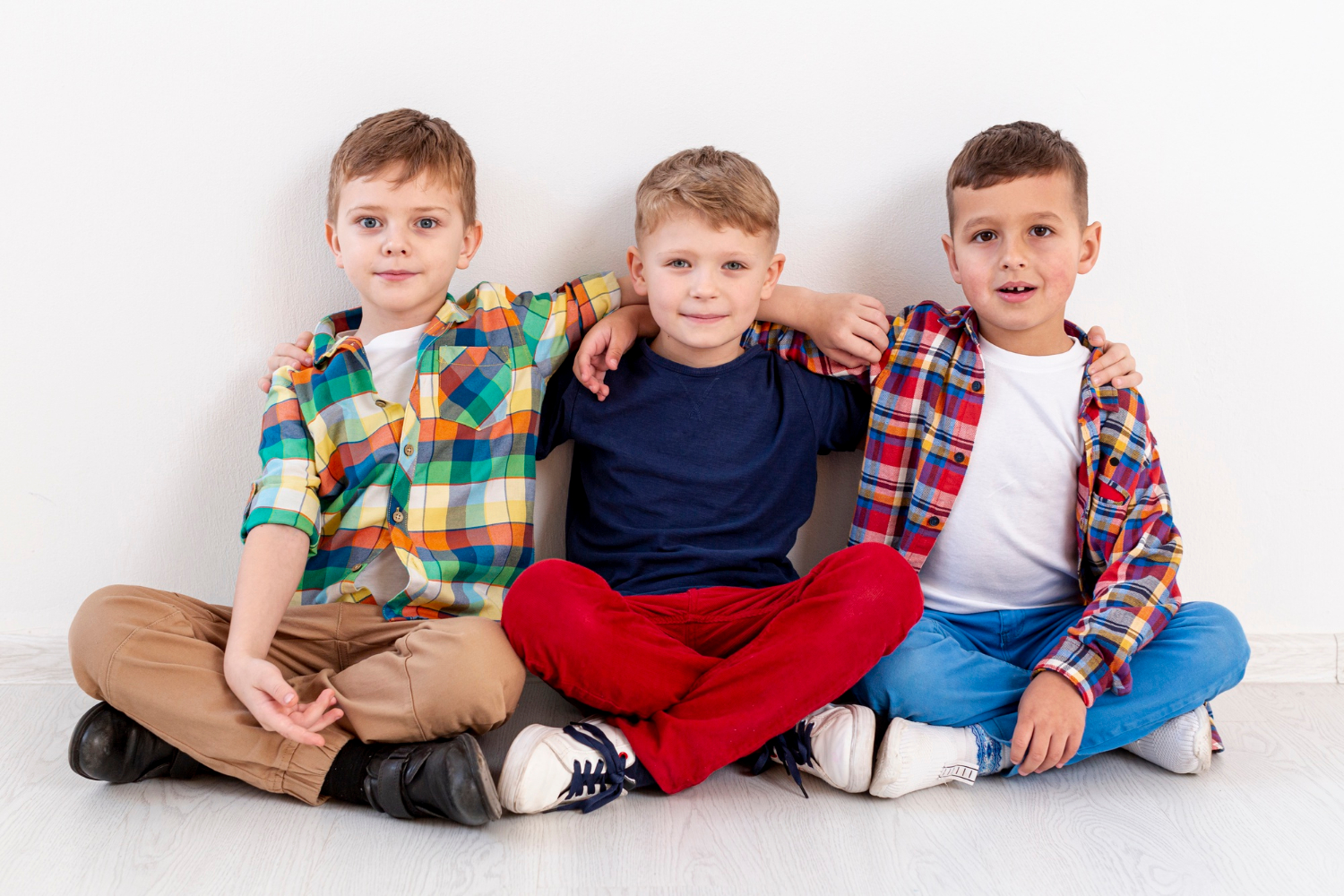 Drei Jungen sitzen zusammen | Quelle: Freepik